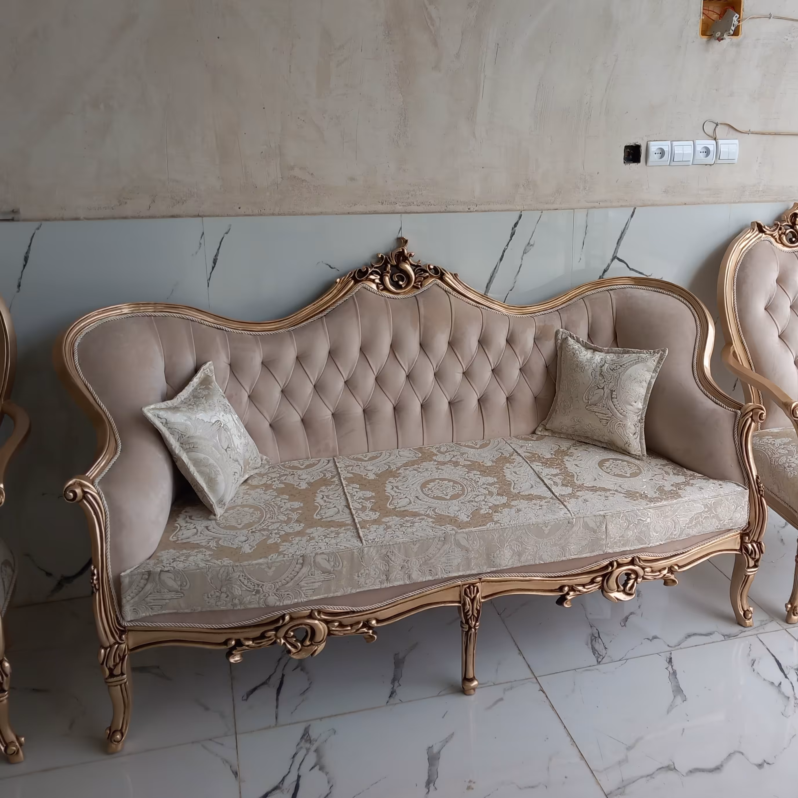 مبل مدل لمسه رنگ بژ طلایی با پارچه کرم مایل به نسکافه ای  پارچه ترکیبی دیاموند ویزد تراکم بالا