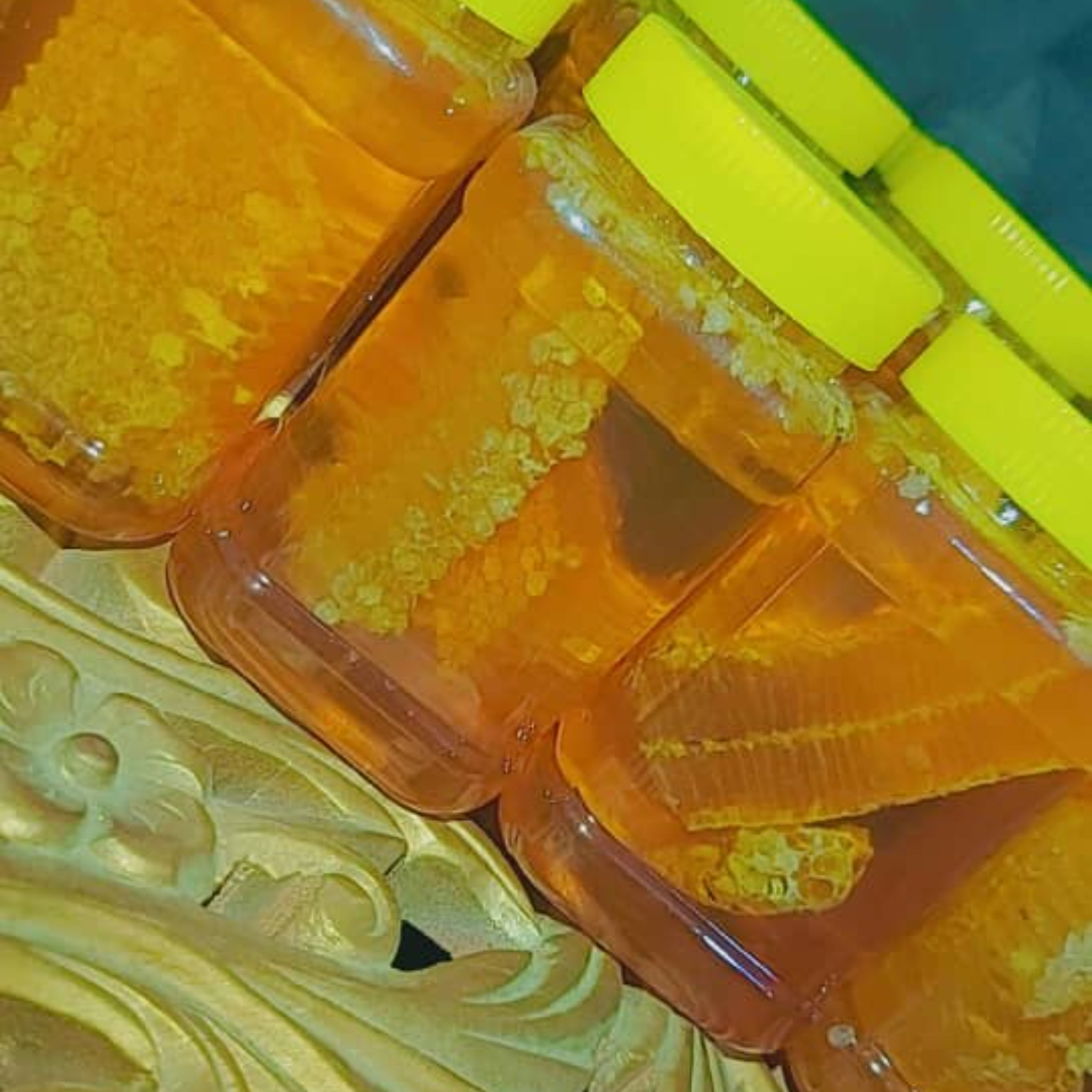 عسل طبیعی ناب موم دار کو ه های دنا (مستقیم از زنبور دار)
