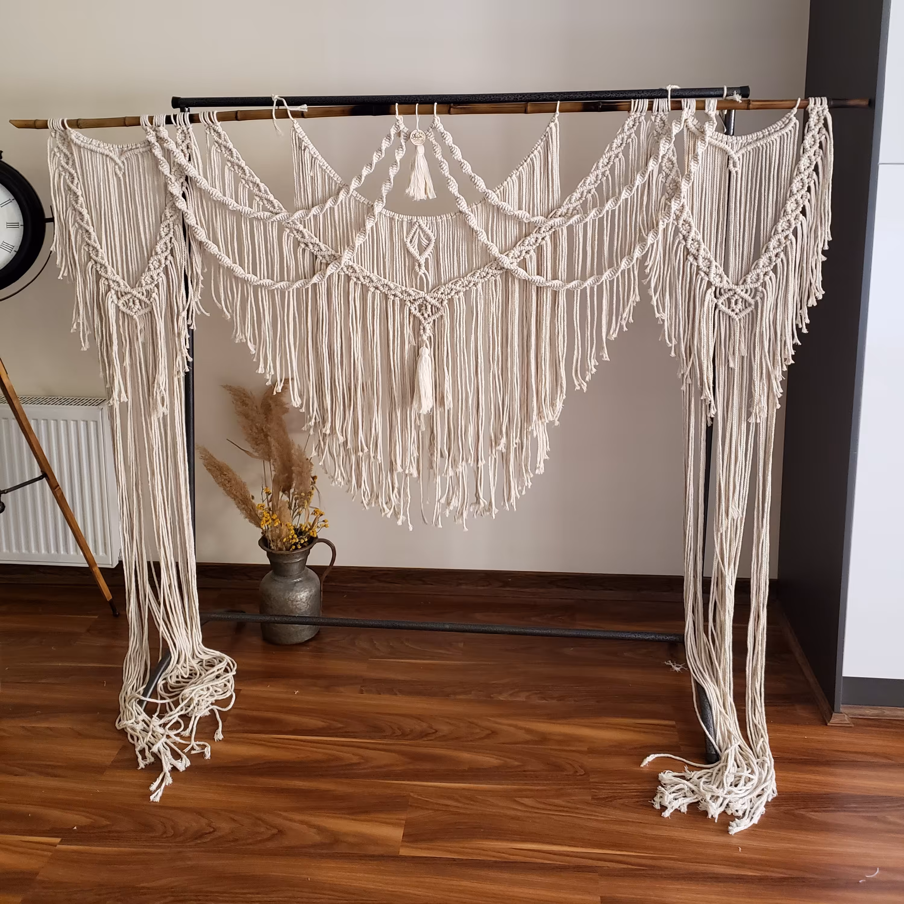 استند پشت عروس مکرومه