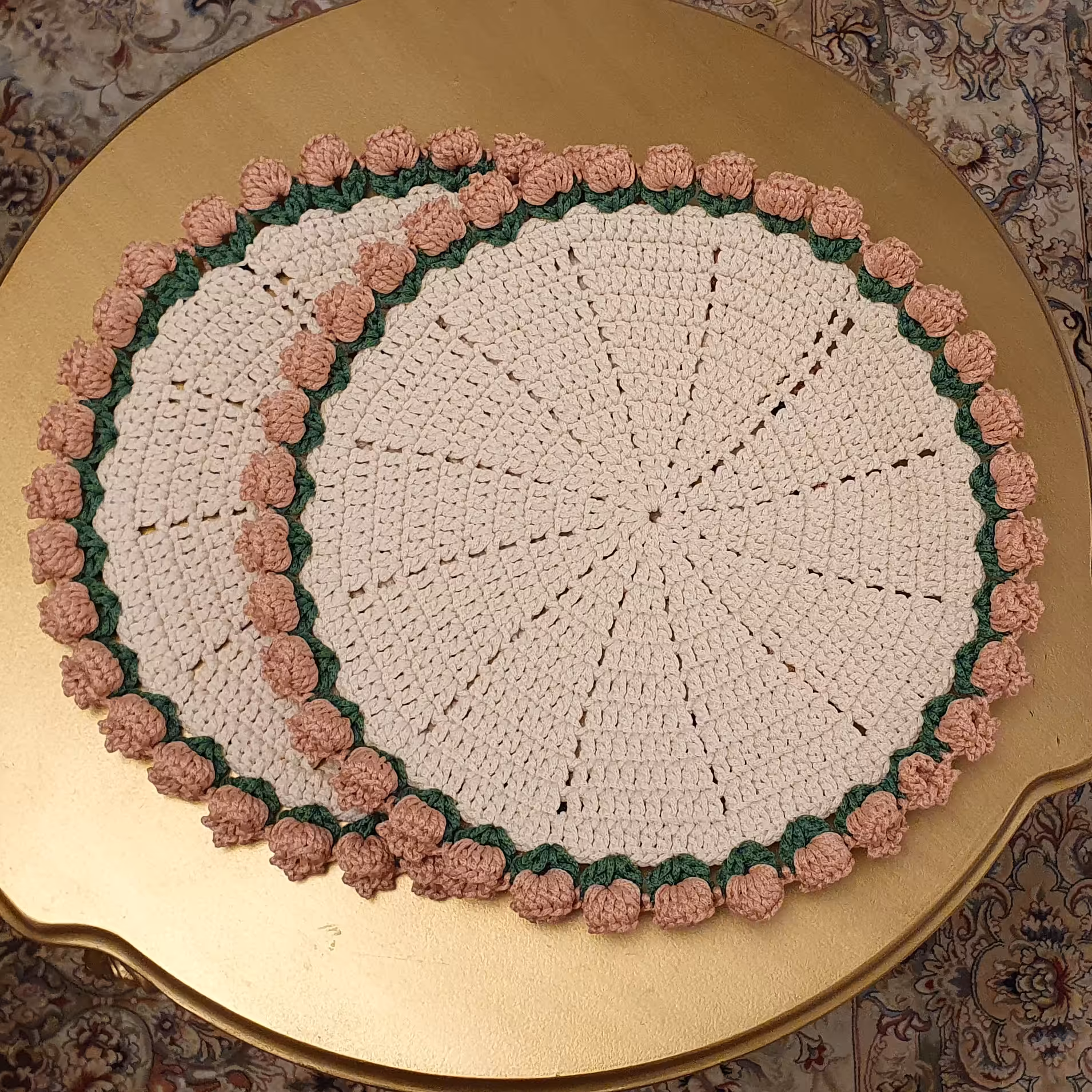 رومیزی قلاببافی مکرومه با حاشیه گل لاله