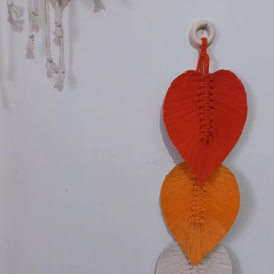 آویز برگ مکرومه 3 برگ دستساز با نخ مکرومه و حلقه ی چوبی طول تقریبا 50 سانت