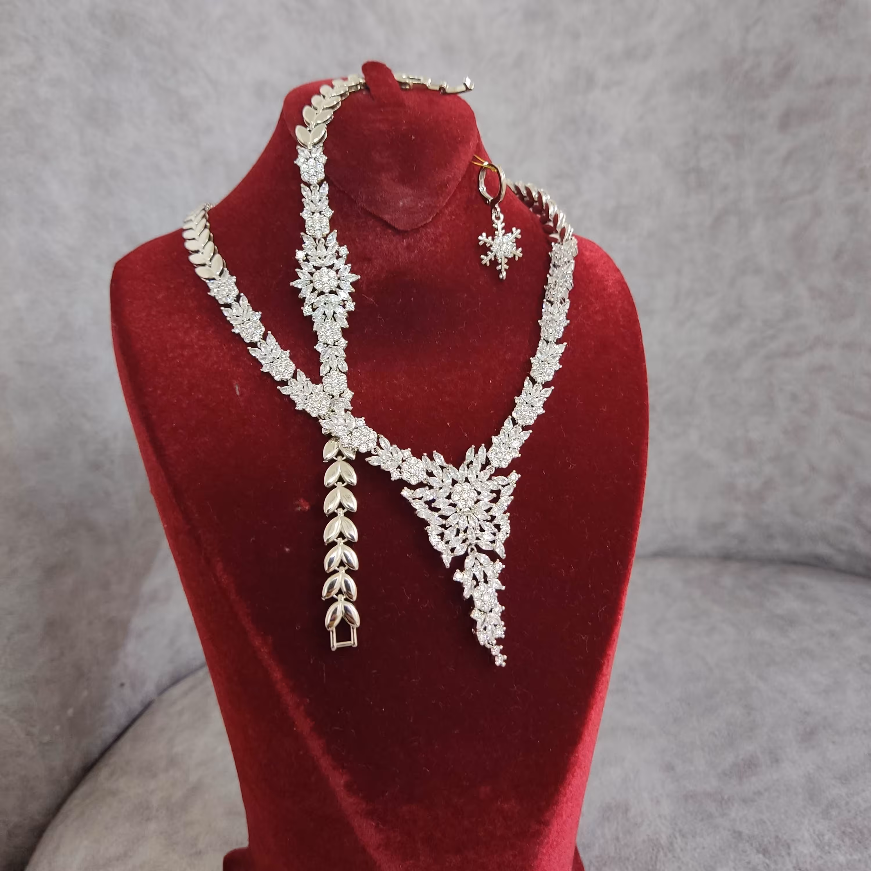 ست کامل زیبا مشابه طلا سفید رنگ ثابت ضد حساسیت مناسب تمام سنین با قیمتی مناسب