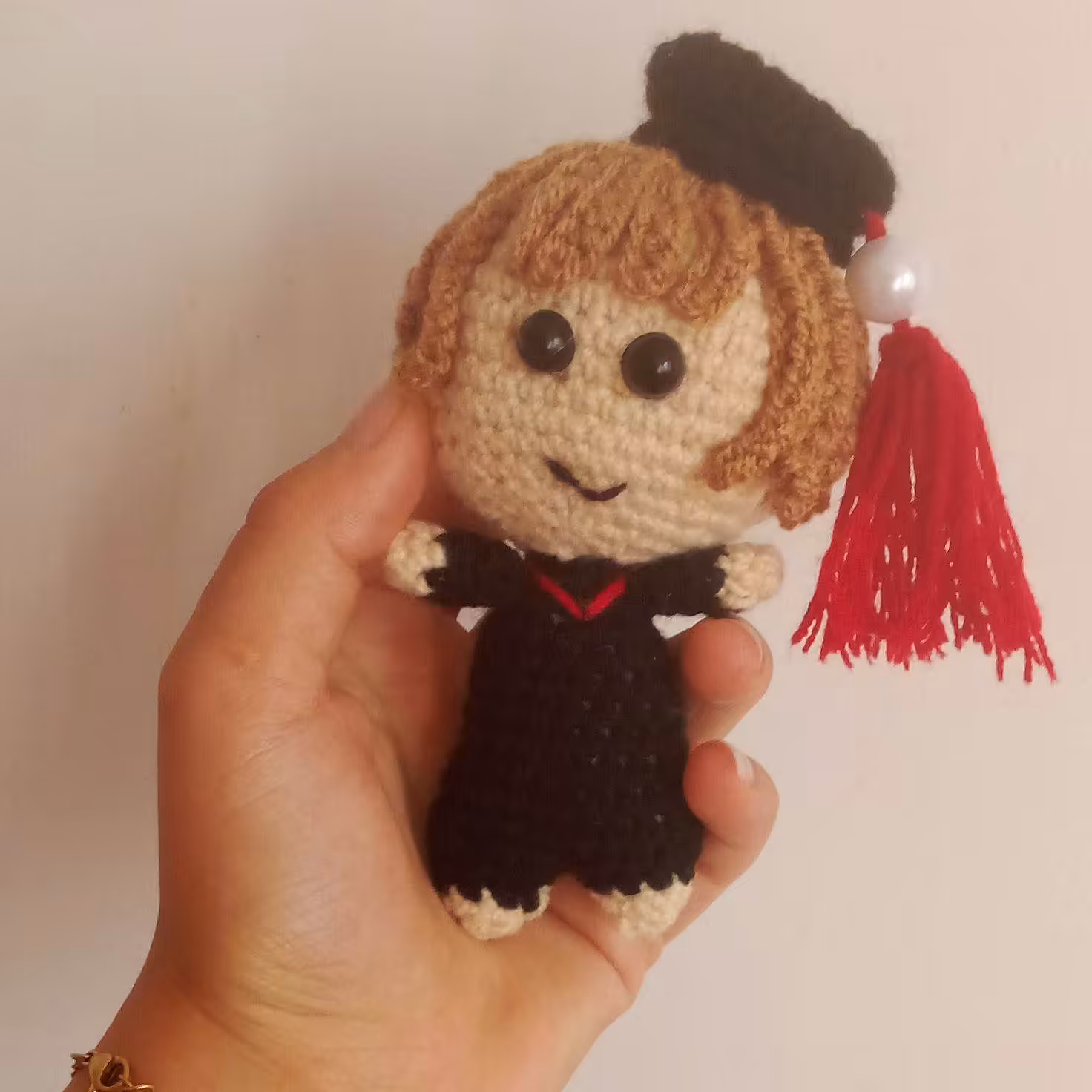 عروسک دختر فارغ تحصیل 