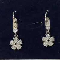 گوشواره طرح جواهر گل آویز نقره ای فول نگین برندsm