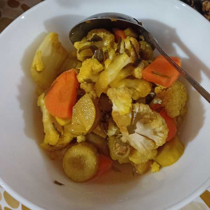 ترشی مخلوط درجه یک خونگی (پس کرایه)