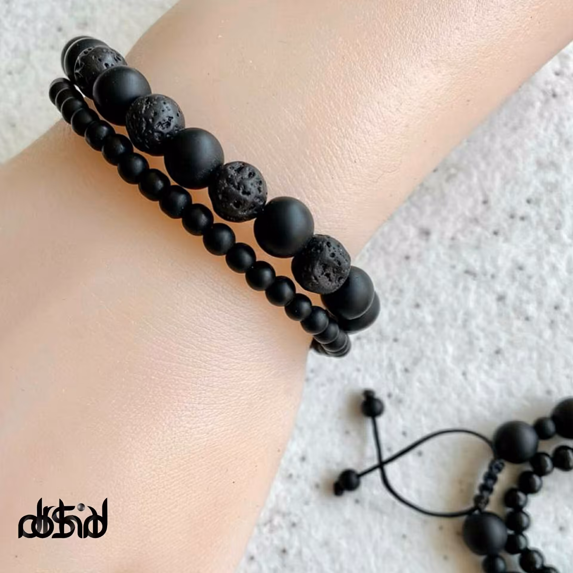 دستبند مشکی اسپرت سنگی 