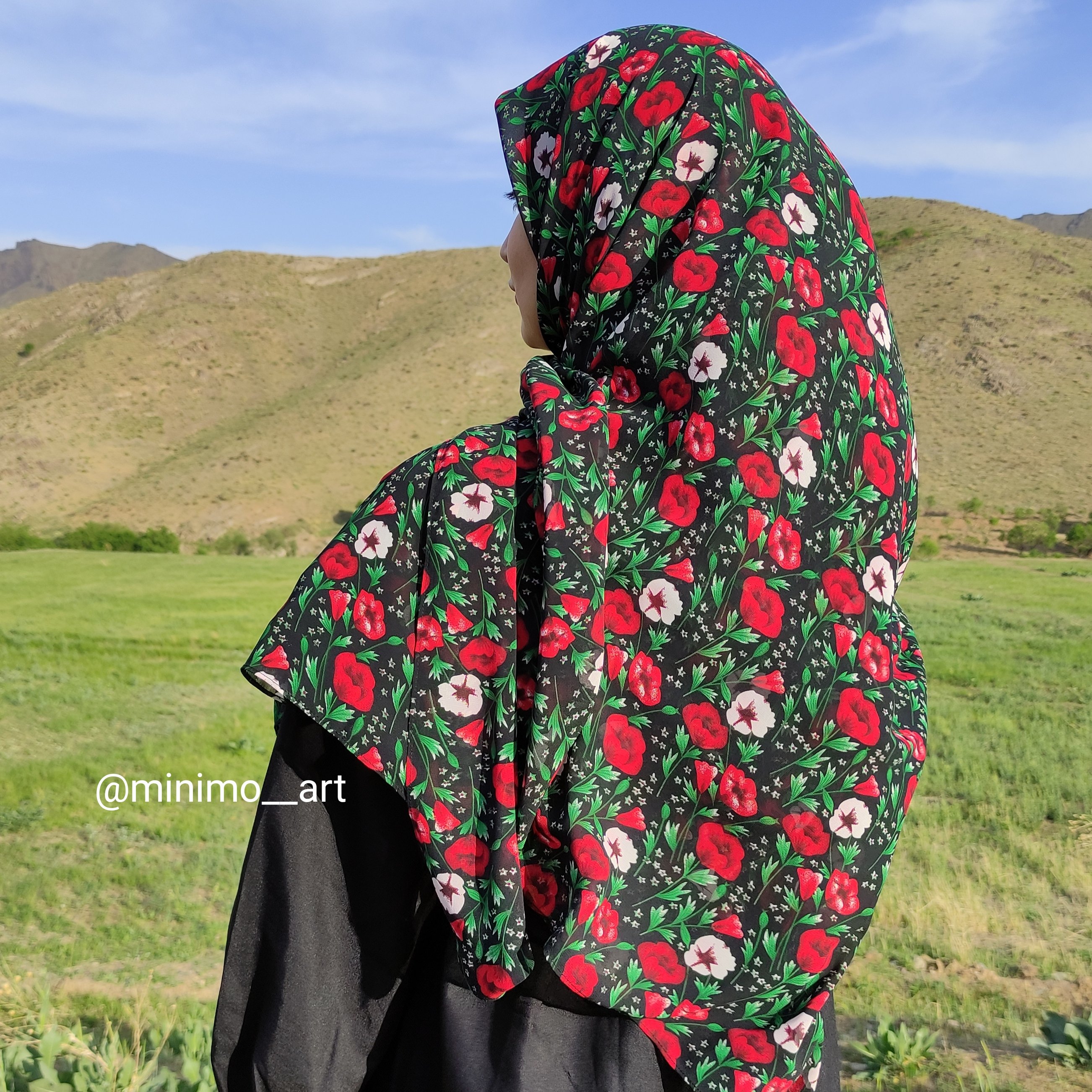 روسری کرپ حریر گلدار طرح گل شقایق قواره 140 رنگ زمینه مشکی
