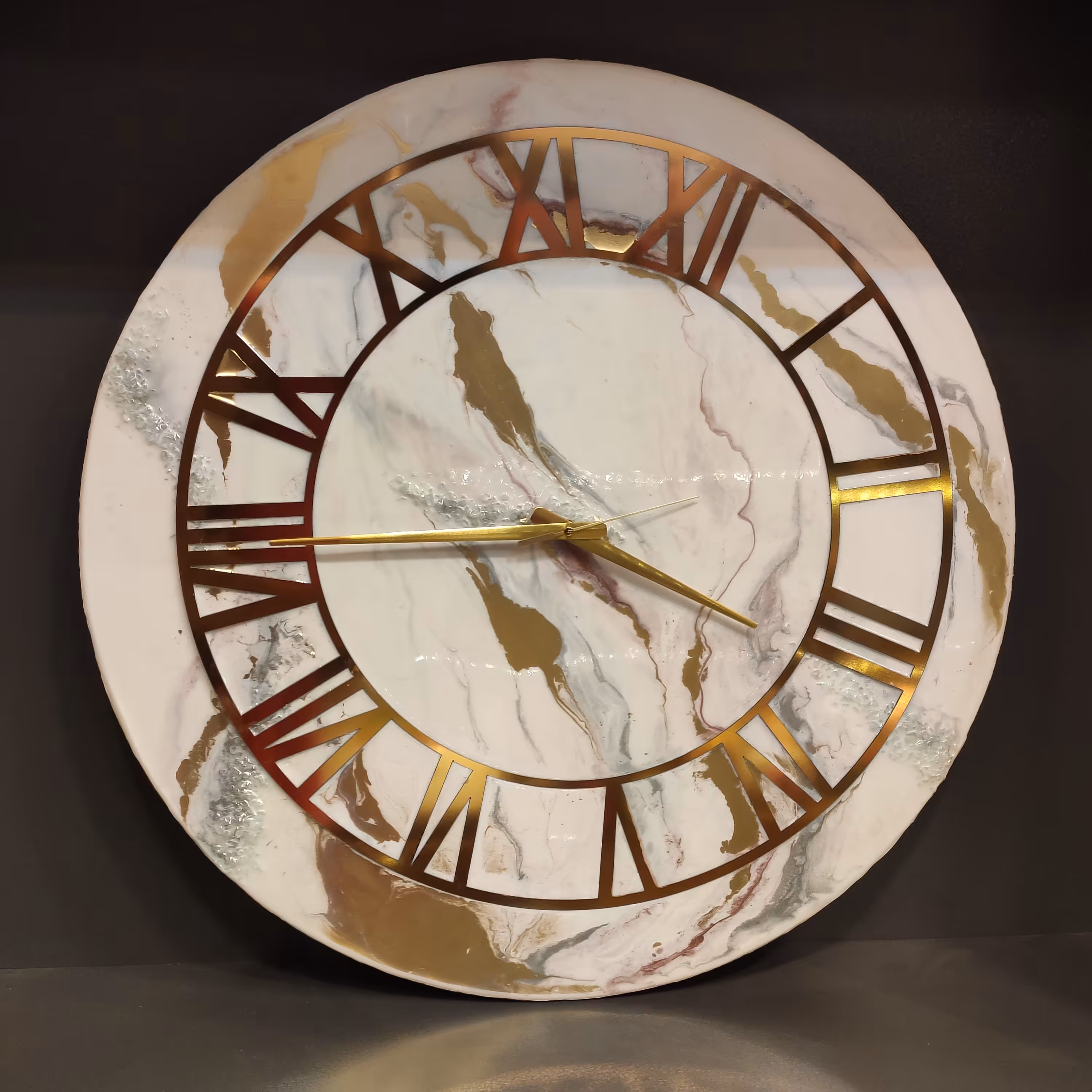 ساعت دیواری  رزینی  قطر 60 ، رنگ سفید طلایی با رگه های زرشکی و ژئود