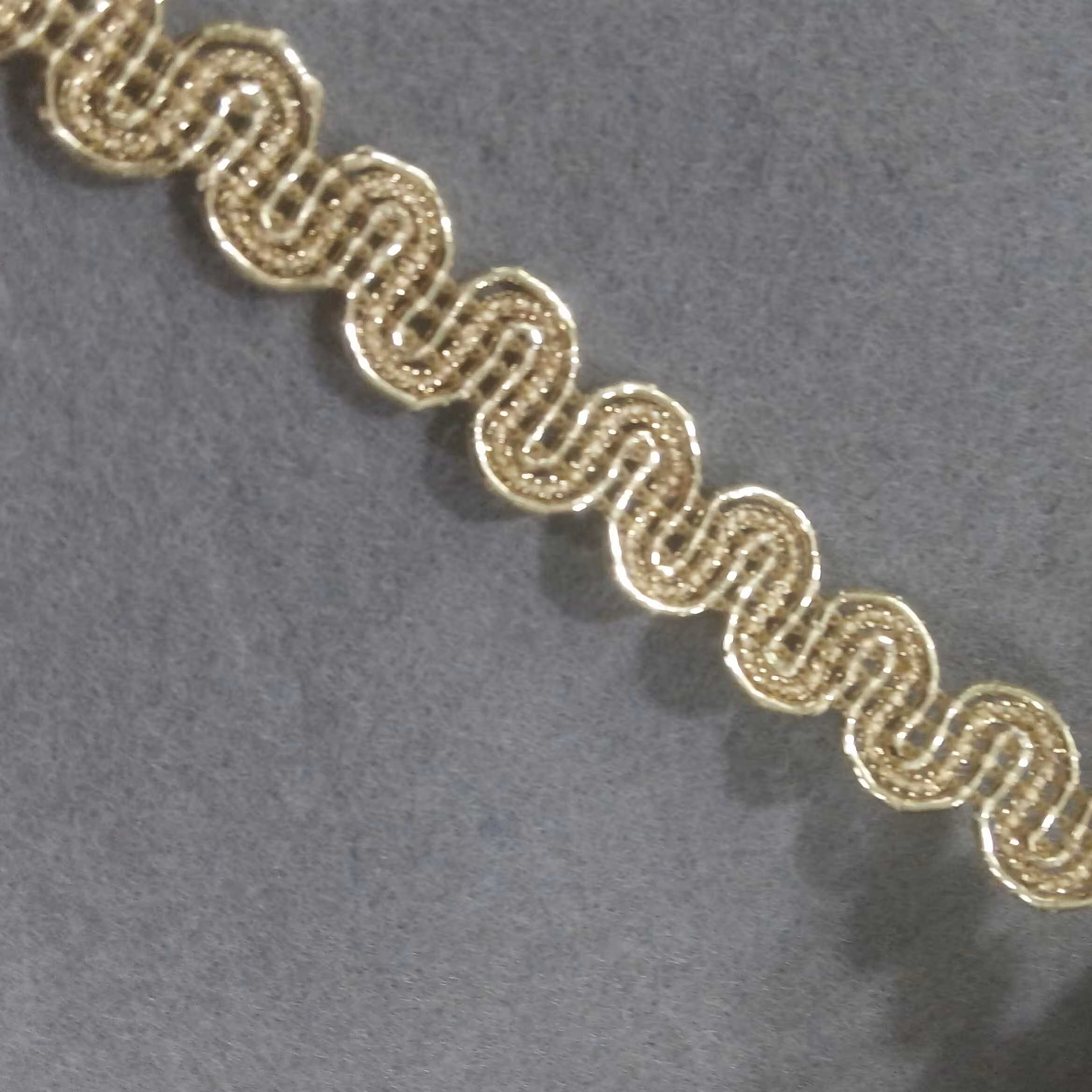 نوار لیوانی فرانسوی خرجکار مانتو و ترمه یک توپ 50 متر طلایی کد 10564