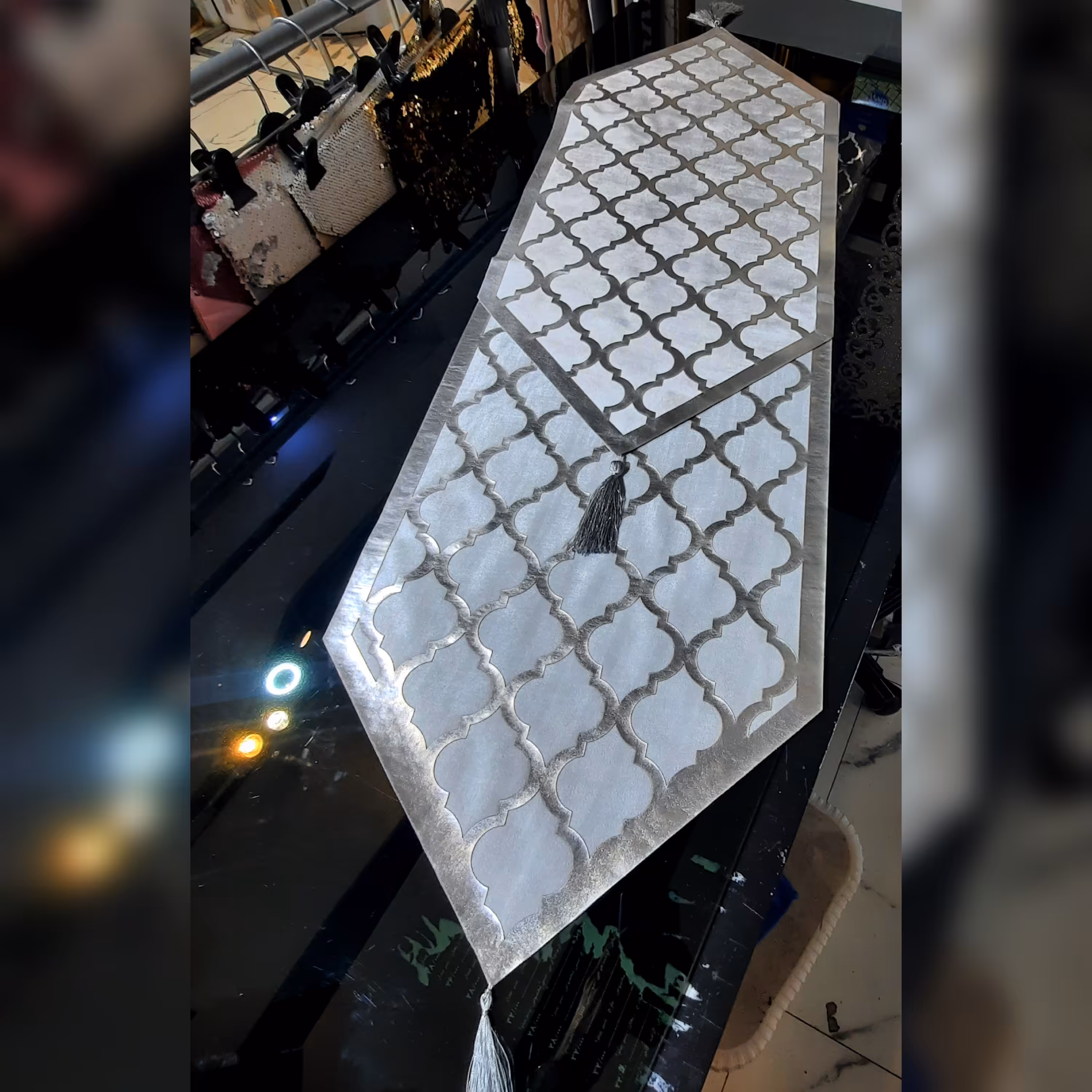 ست کامل رومیزی 3تکه رنگ نقره ای و سفید شامل نهارخوری جلومبلی و 2عدد عسلی