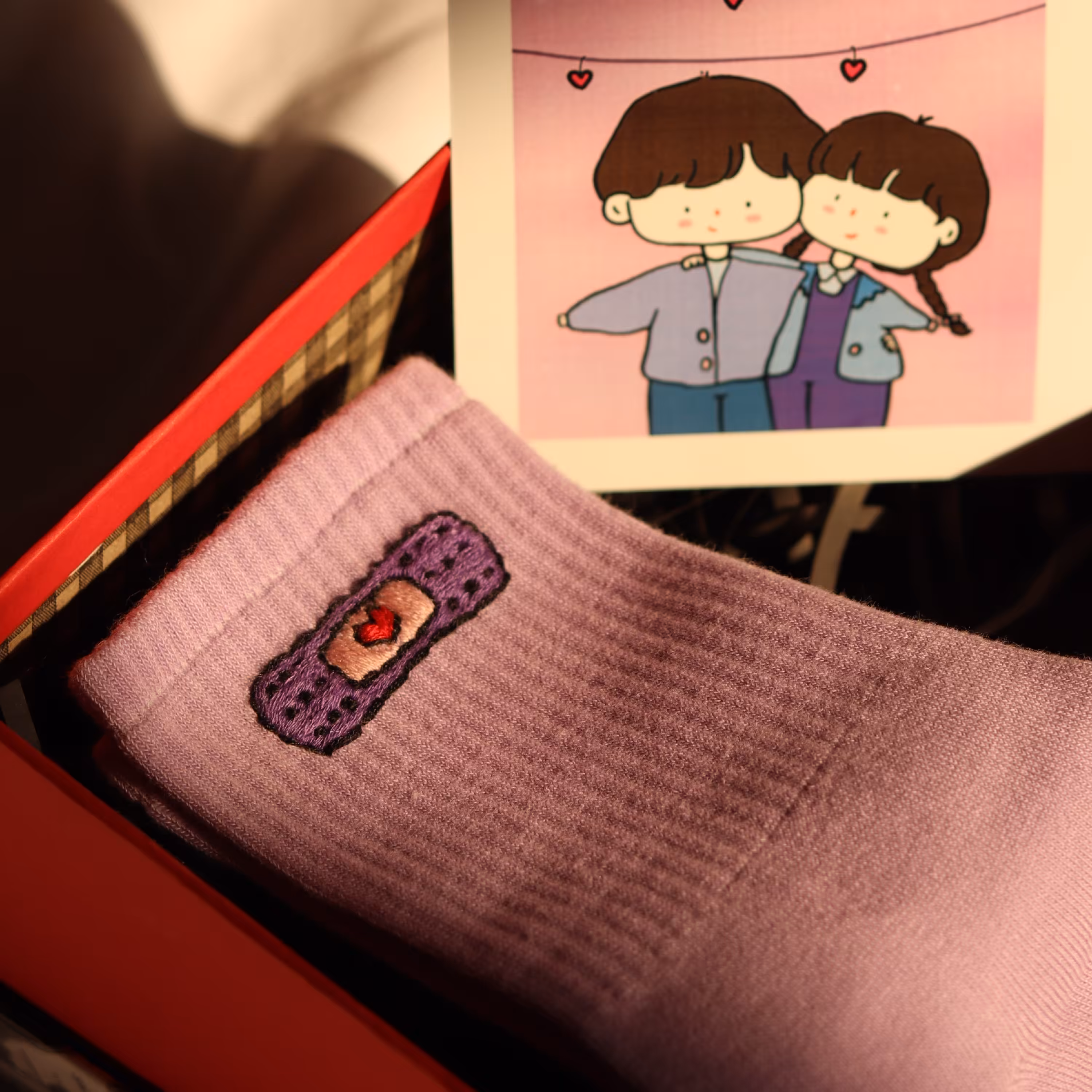 جوراب گلدوزی شده با دست طرح چسب زخم