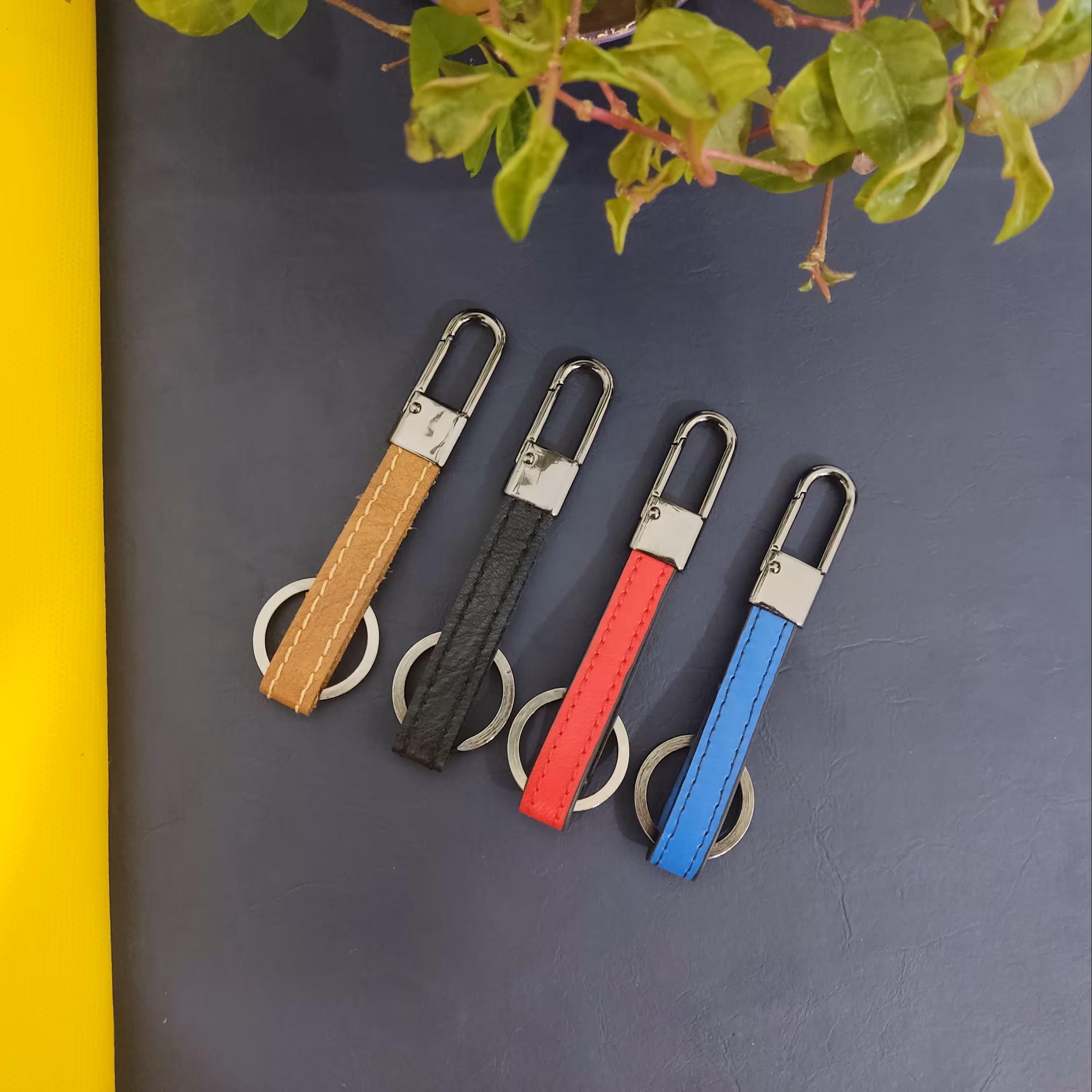 جاکلیدی بندی در بسته های 12 عددی با یراق با کیفیت دارای چهار رنگ 