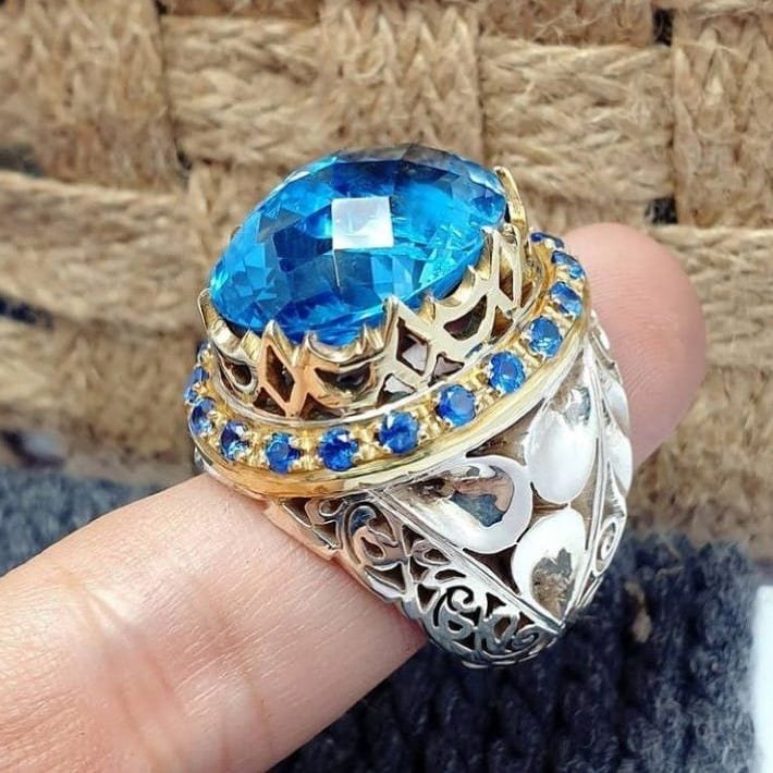 نگین توپاز سوییسی سی و چهار قیراطی فنسی تراش
درجه یک با رکاب نقره تمام دستساز