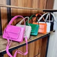 کیف پاسپورتی دخترانه و زنانه کد 346 مدل اسبلت سایز متوسط 
