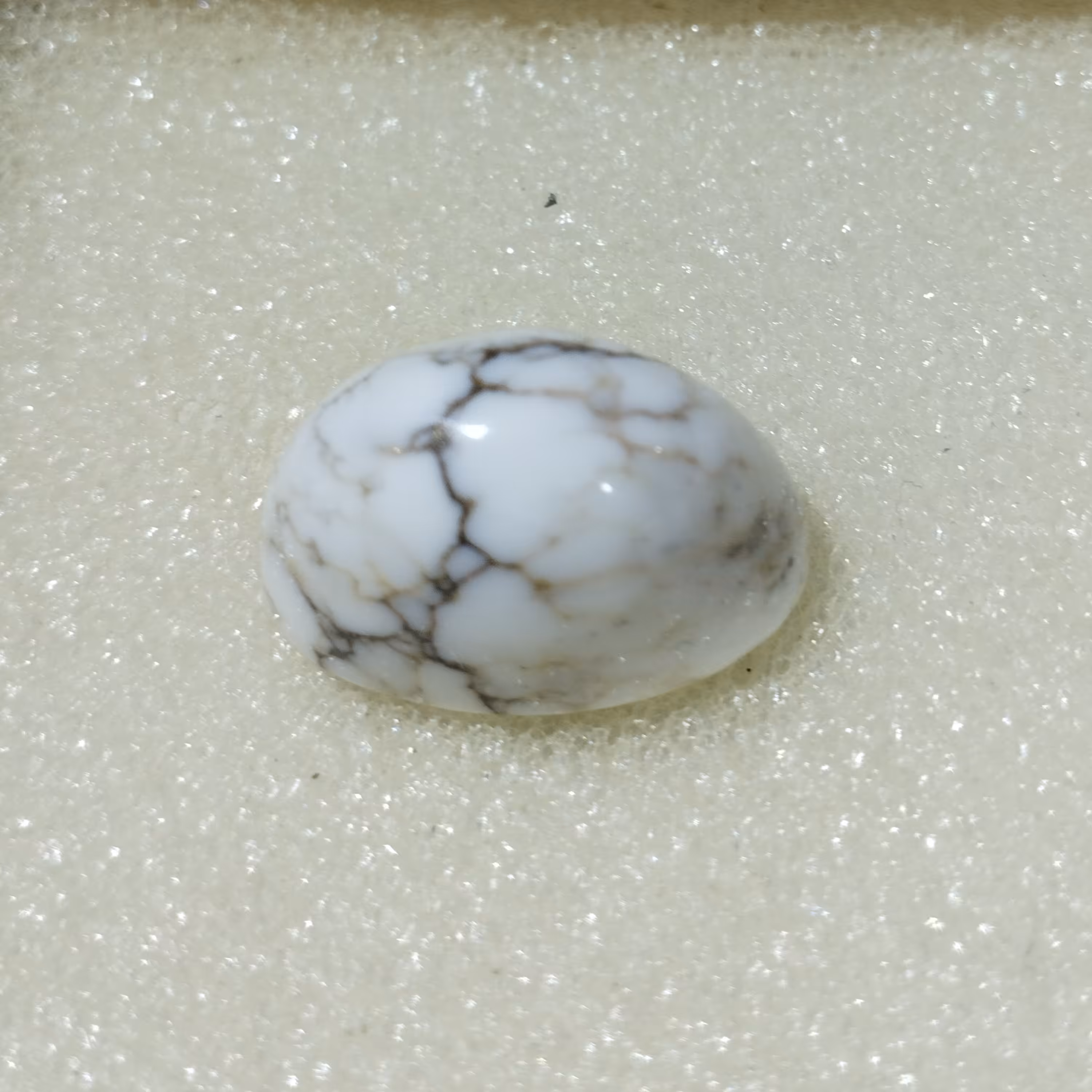 نگین هائولیت معدنی دستساز قد 25میلیمتر پهنا 16میلیمتر  ارتفاع 14میلیمتر 