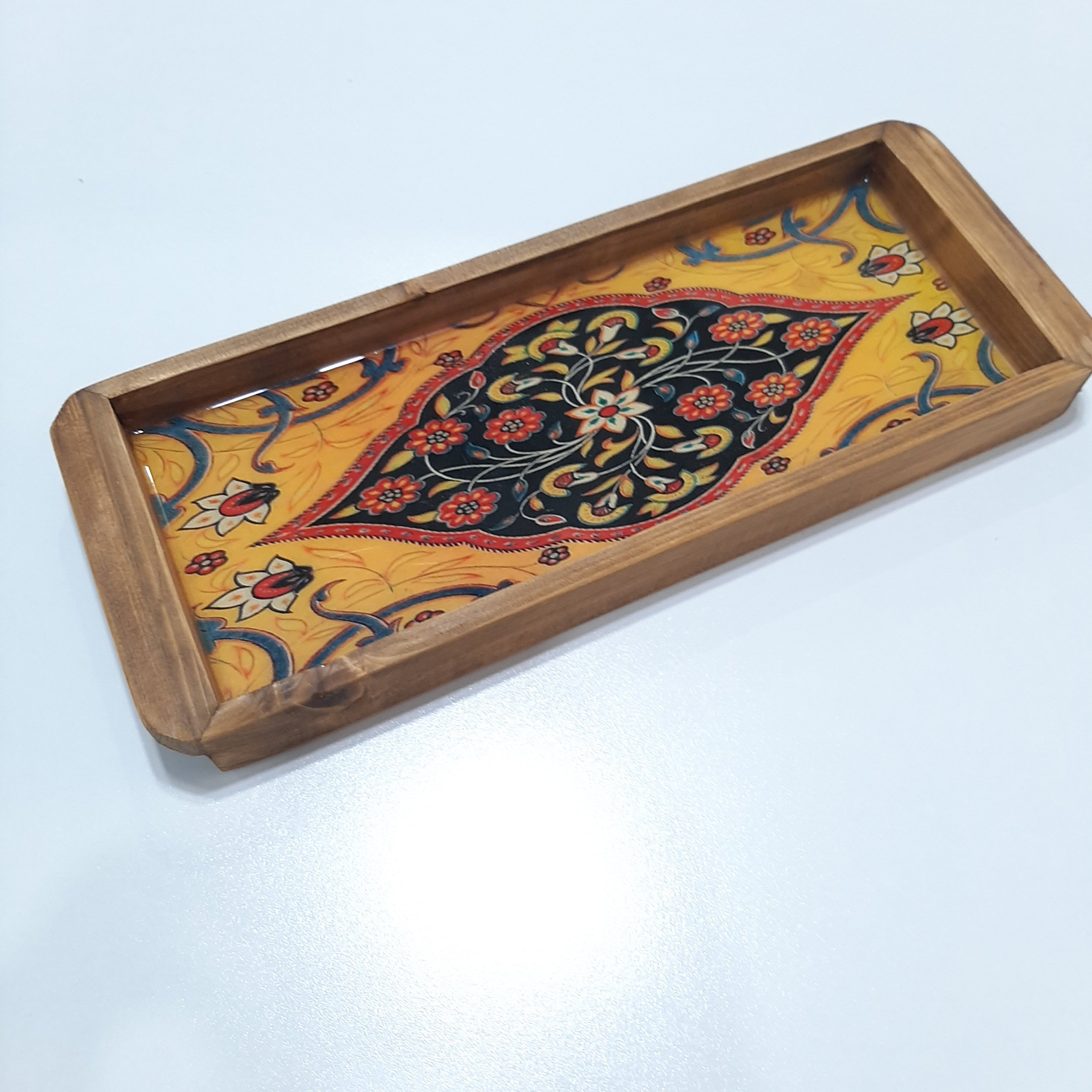 سینی چوبی  کارشده با رزین طرح سنتی رنگ زرد. رولت خوری ابعاد 37در14سانتیمتر