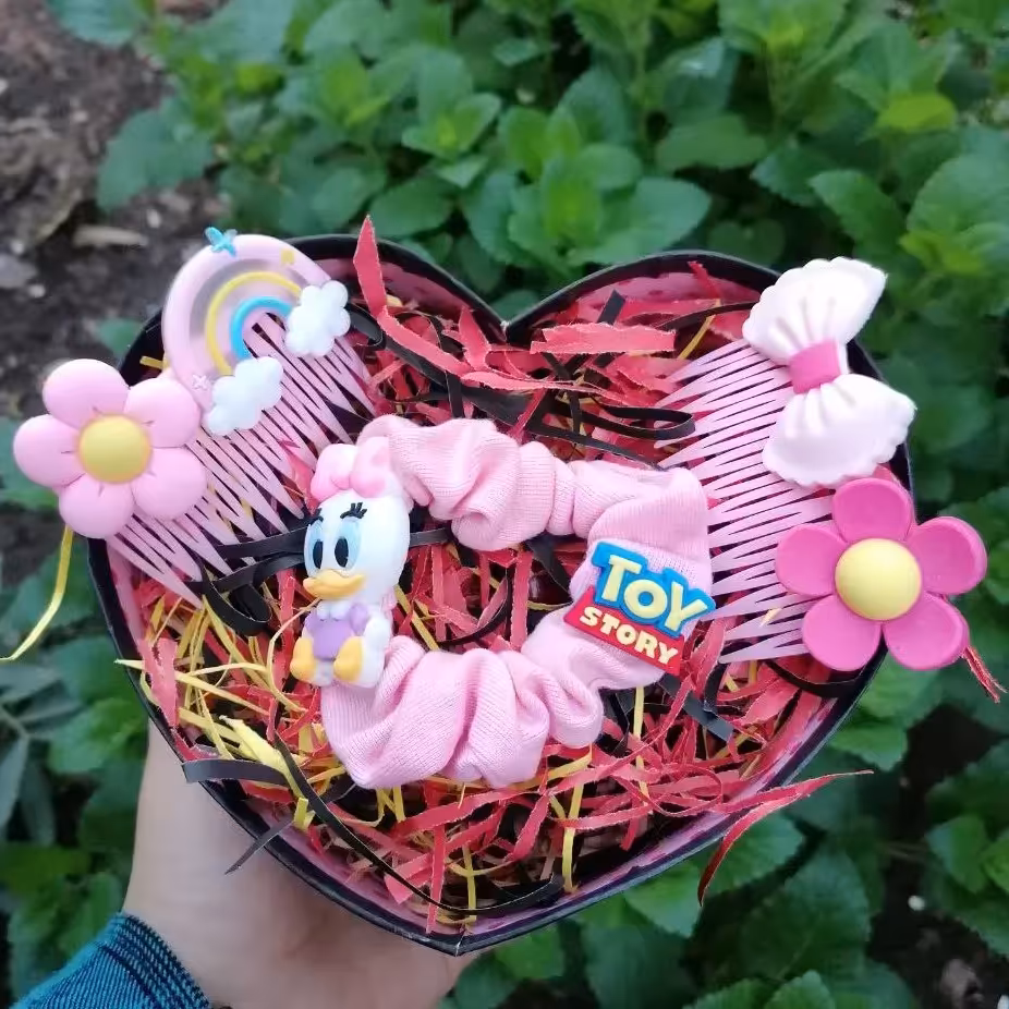 باکس کادو شامل اکسسوری مو به رنگ صورتی خاص و جذاب مخصوص هدیه روز دختر