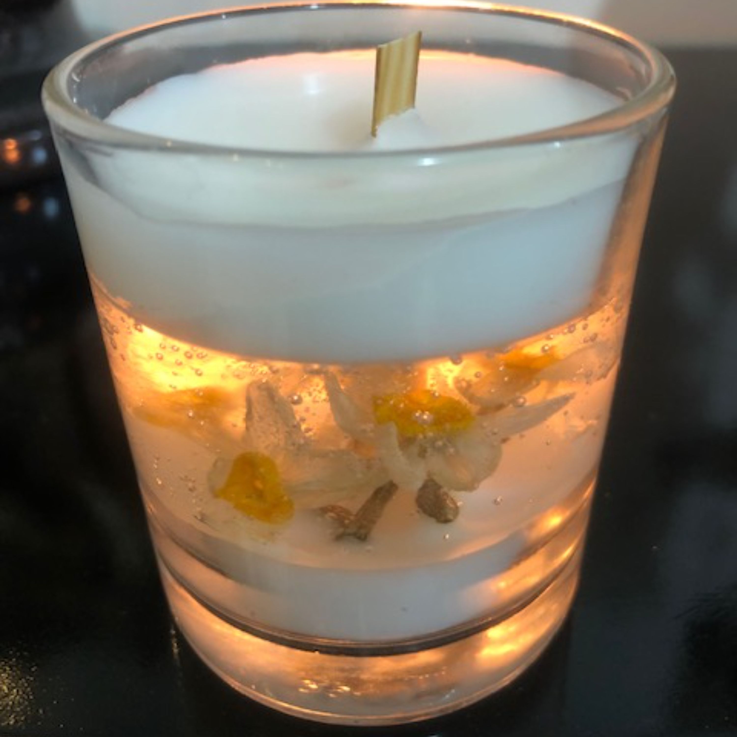 شمع جار گل نرگس معطر و دارای رایحه با قطر 6.5 و ارتفاع 8