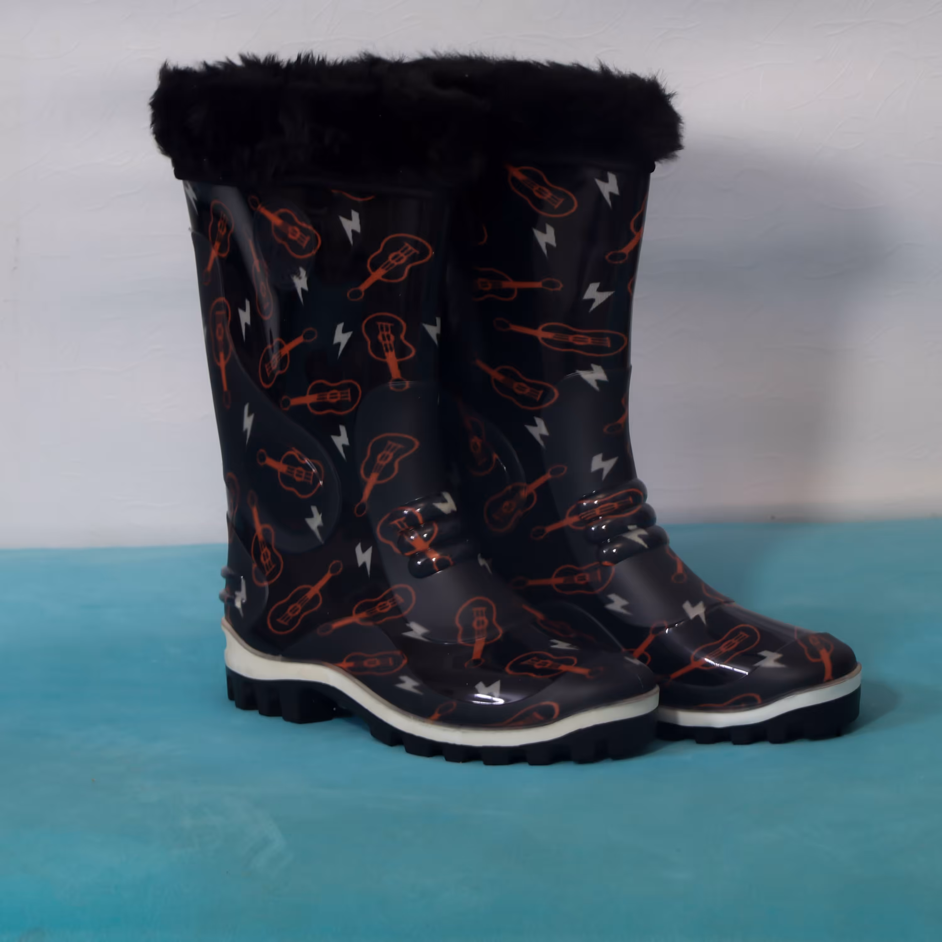 چکمه زنانه خزدار مشکی زرشکی طرح گیتار