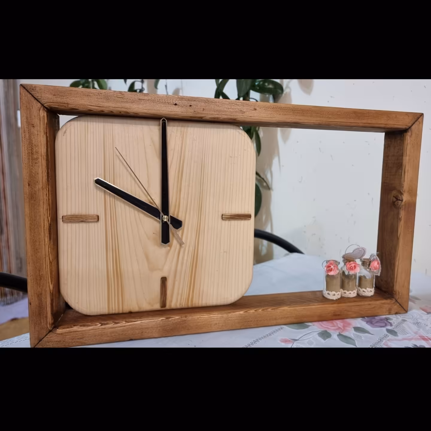 ساعت دیواری  چوبی 