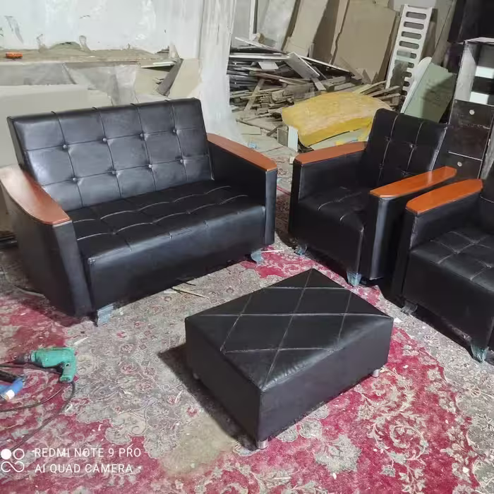 مبل نیم ست اداری در مدل چرم ارسال رایگان نیست به عهده ی خود مشتری می باشد 