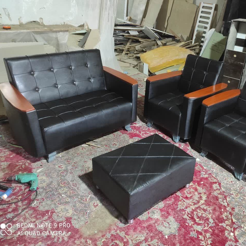 مبل نیم ست اداری در مدل چرم ارسال رایگان نیست به عهده ی خود مشتری می باشد