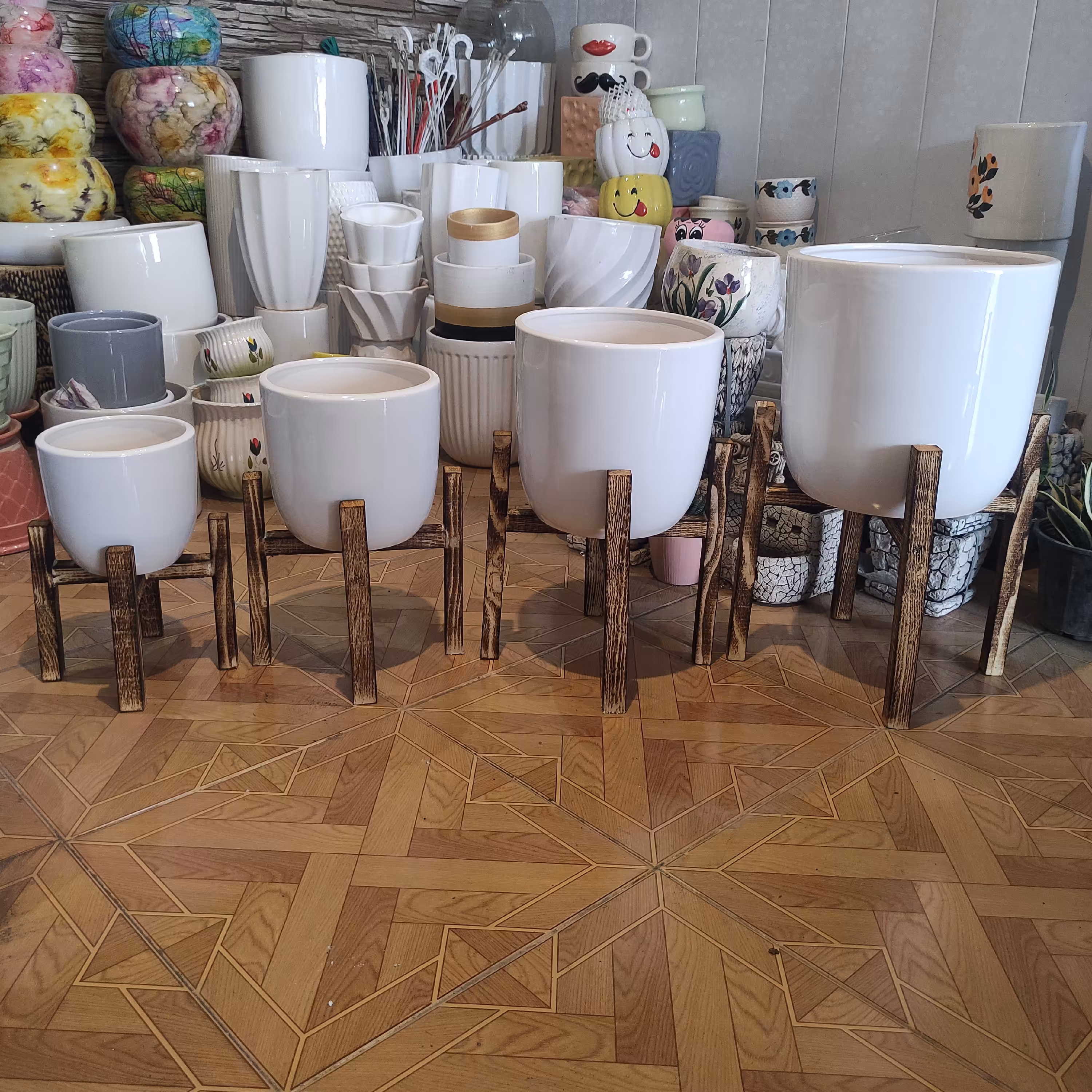 استند چوبی چهارپایه گلدان .پلکانی گل طبیعی گل آپارتمانی گل وگیاه استند گلدان 