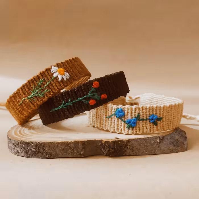 دستبند دوستی طرح بهاره  سبک گلدوزی شده در مدل (آلفابافی) 