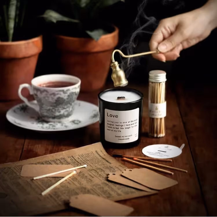 شمع معطر لاو ،رایحه ادکلنی، در رنگ‌بندی مختلف 