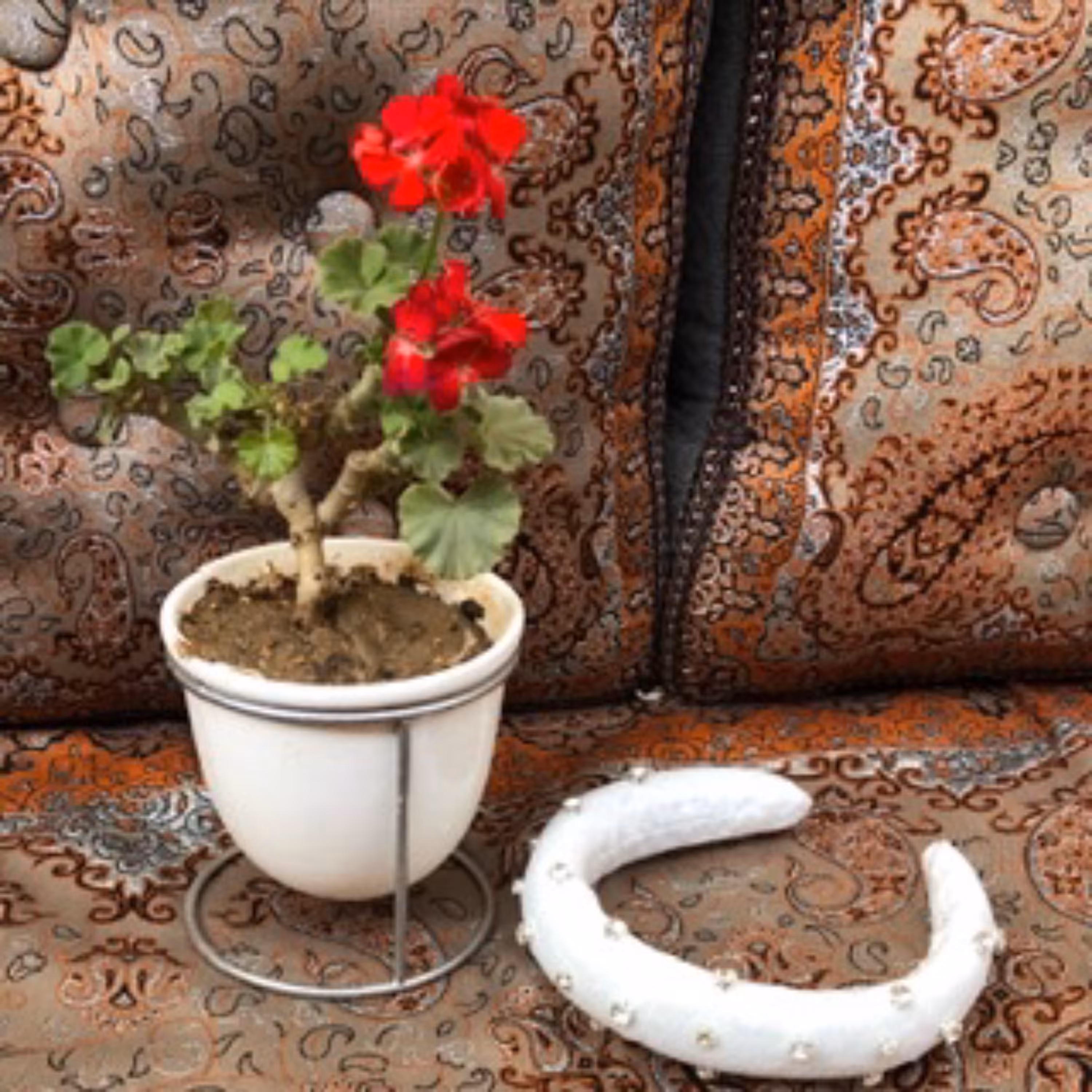 تل مخمل حجیم کارشده با سنگ پایه دار بسیار سبک و زیبا قابل اجرا در رنگهای مشکی ،طوسی،زرشکی،کرم،خردلی،ابی کلاسیک