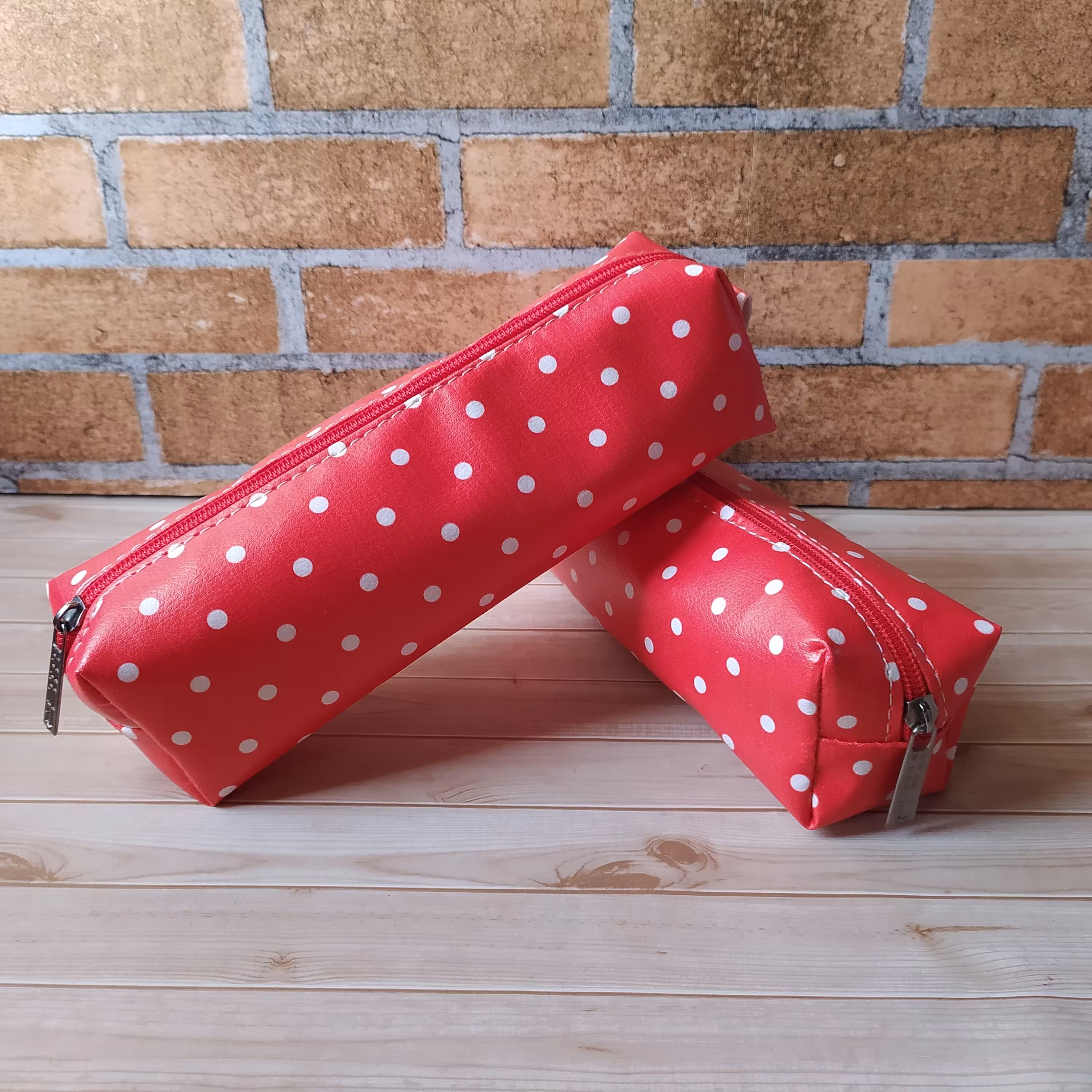 جامدادی چرم  فانتزی  طرح    خال خالی قرمز   جامدادی با تنوع بالای45طرح مناسب هدیه تک و عمده