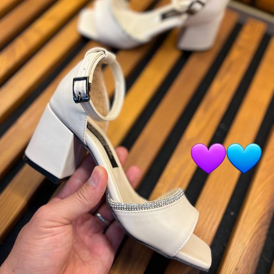 کفش مجلسی
کد 958
قالب استاندارد
مدل جدید
کیفیت عالی
پاشنه 7 سانت
Size37ta40
