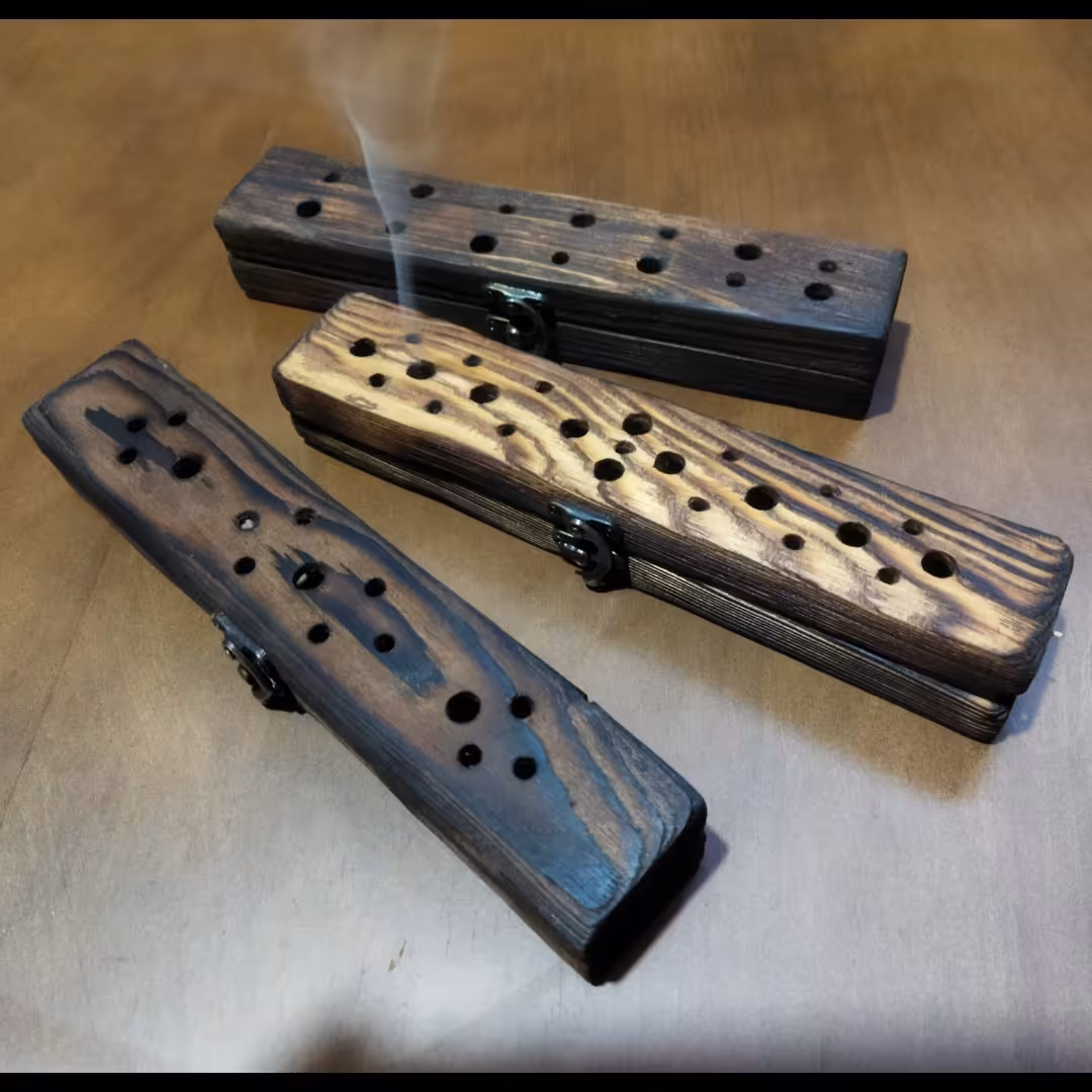 جاعودی سوخته کاری .سندبلاست ، با رگه های برجسته و سوراخ کاری نامنظم .چوب روسی .