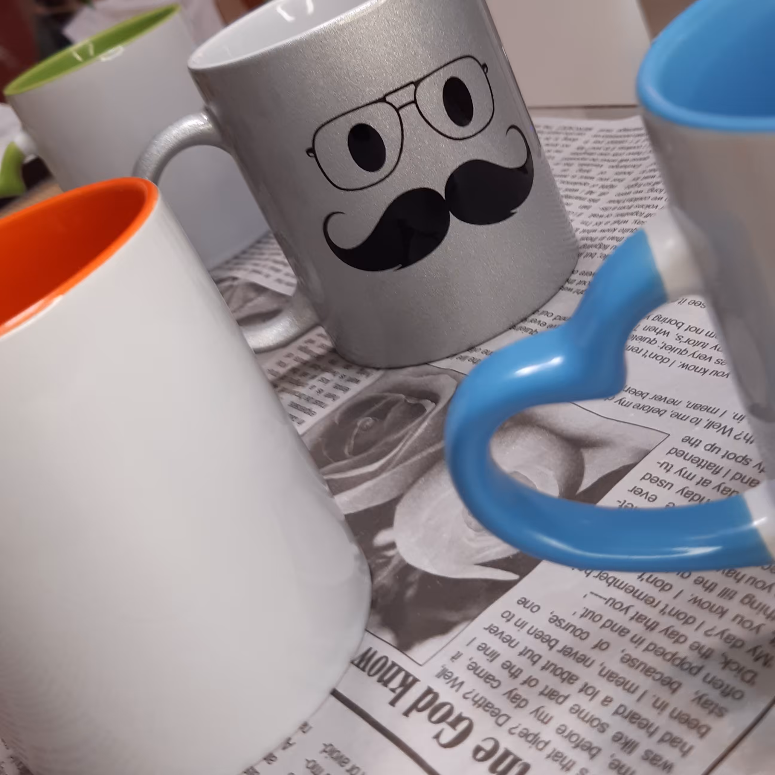 لیوان دسته قلبی رنگی با رنگ ها و طرح، اسم و عکس مورد نظر شما