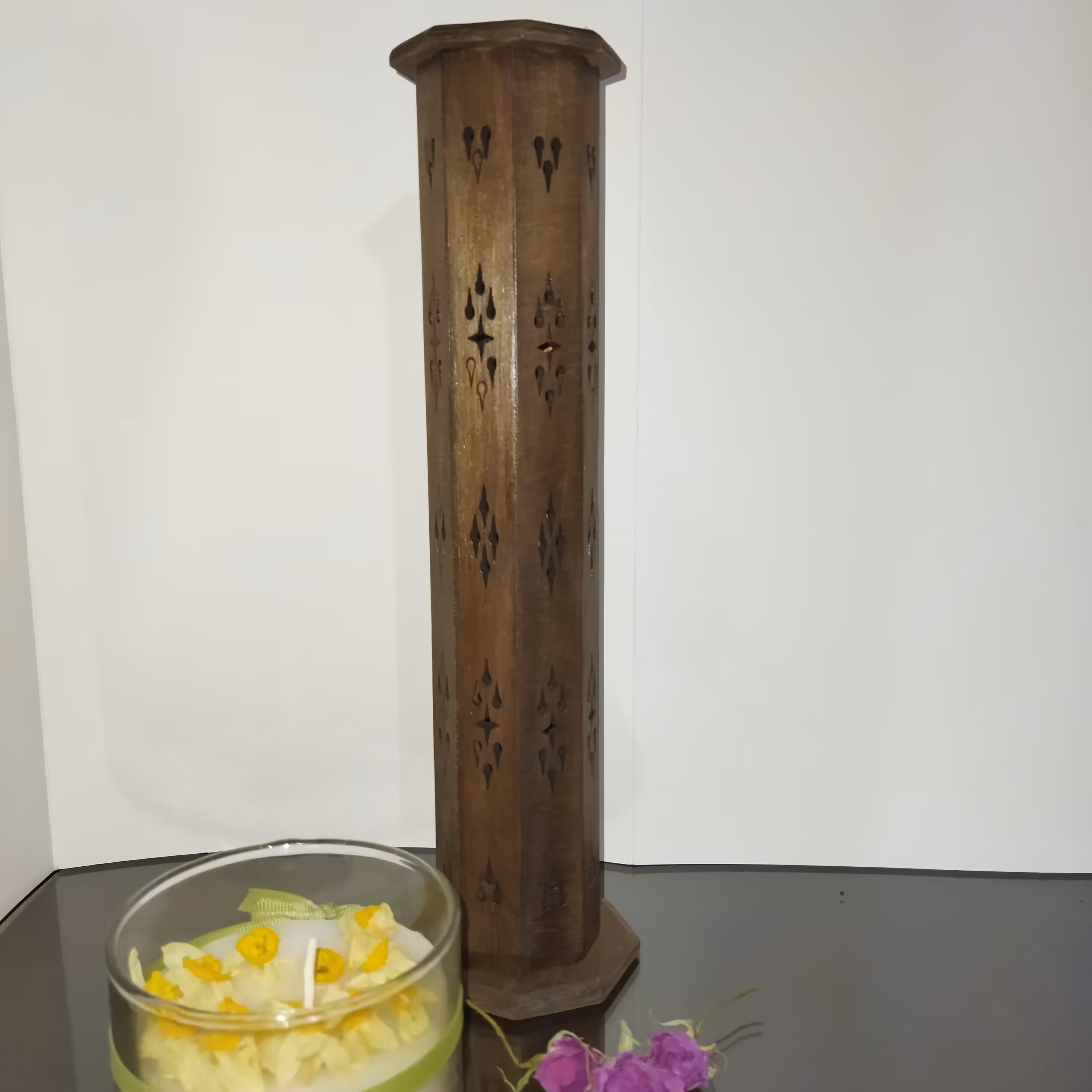 جاعودی چوبی ایستاده هشت ضلعی . رنگ قهوه ای سوخته