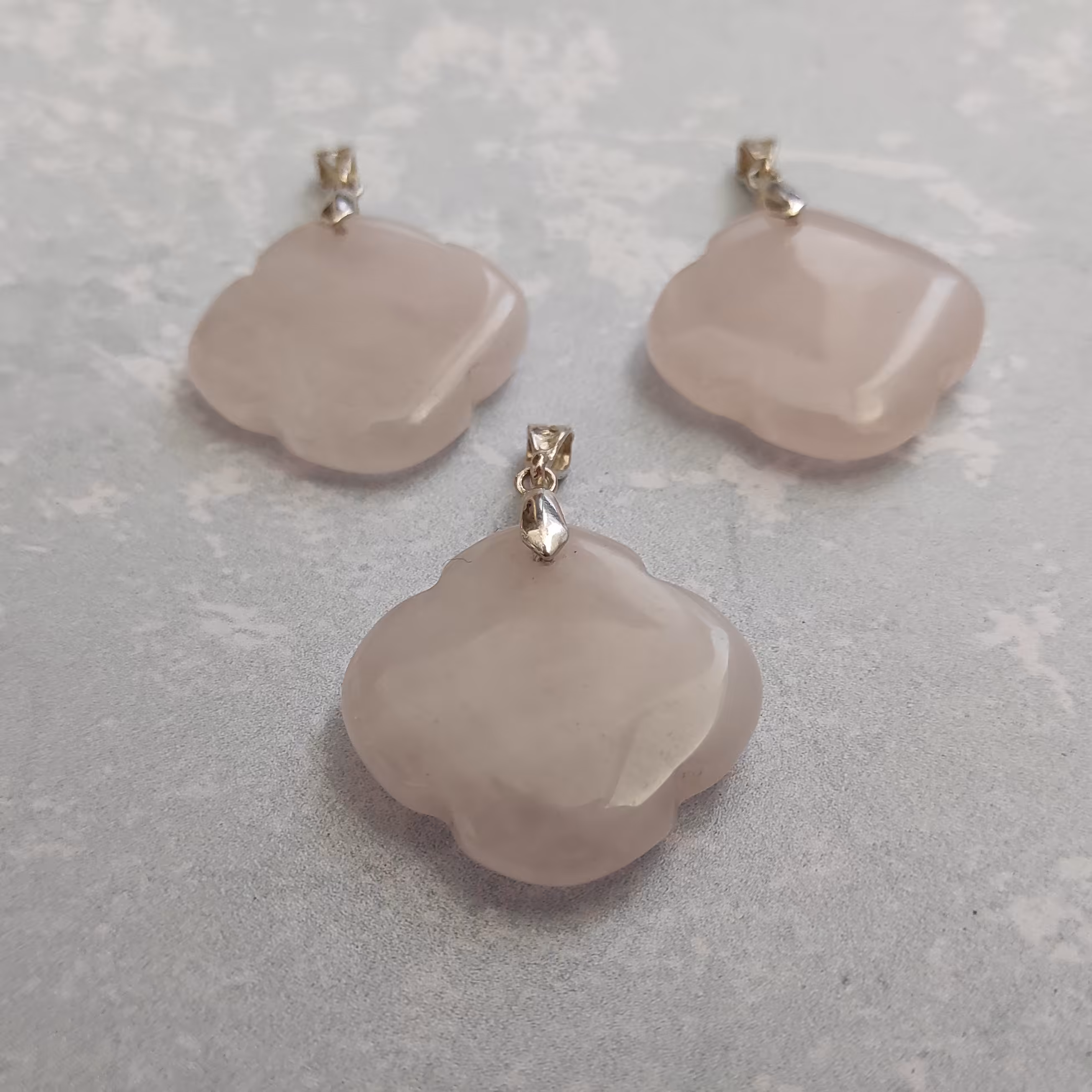 گردنبند رز کوارتز گلبرگی با قلاب نقره 925
اندازه 3/3*3/3 سانتیمتر