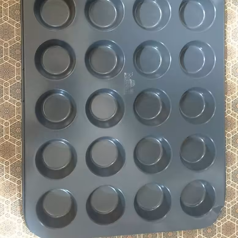 قالب مافین 24خانه خارجی جنس اعلا ابعاد قالب 26/5در39سانت و ابعاد هر مافین قطر 5