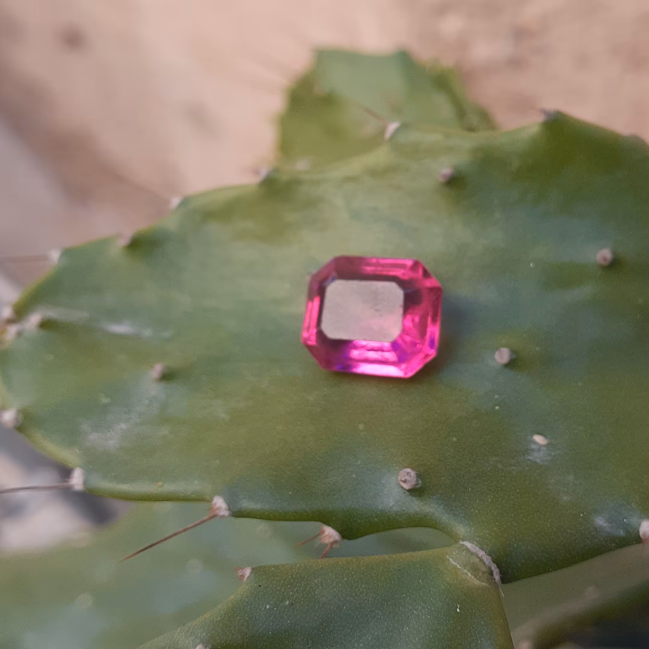 توپاز صورتی درجه یک وارداتی6قیراط بدون نقص زیبا با رنگ و تراش بی نظیر و کمیاب