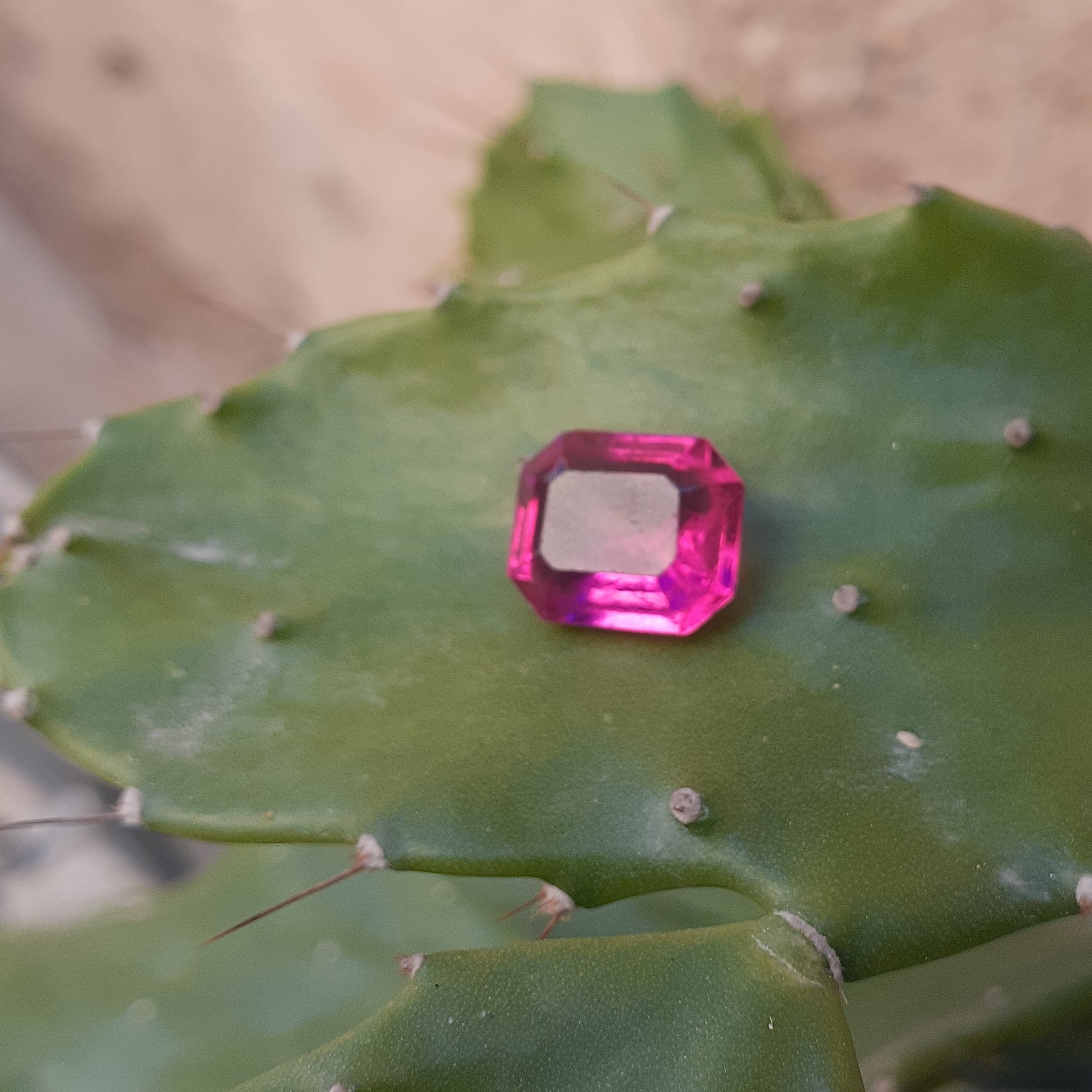 توپاز صورتی درجه یک وارداتی6قیراط بدون نقص زیبا با رنگ و تراش بی نظیر و کمیاب