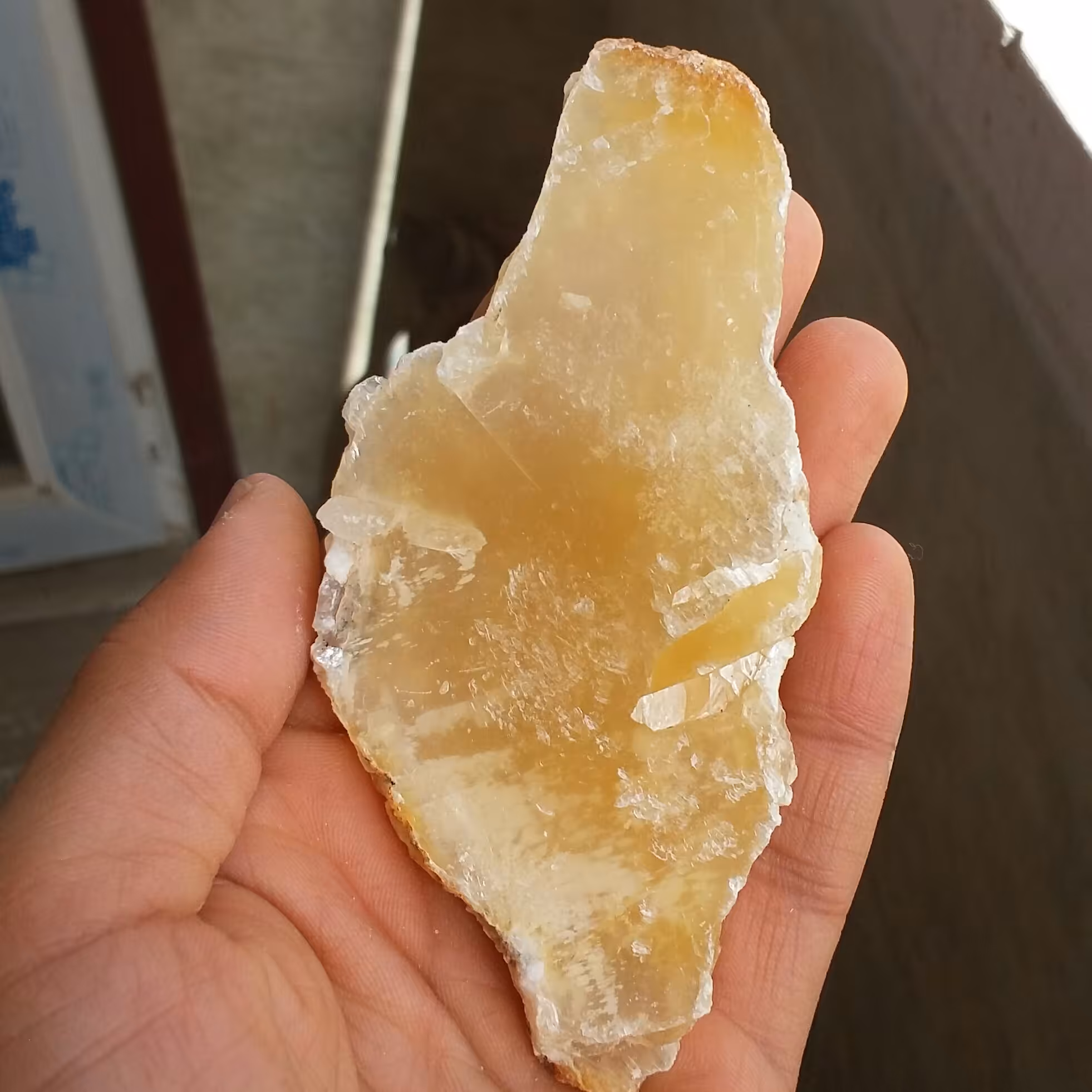 نمونه فوق کلکسیونی سنگ راف ژیپس عسلی کمیاب دو طرفه
 100 در 100 طبیعی شاااهکار خلقت
کد10967