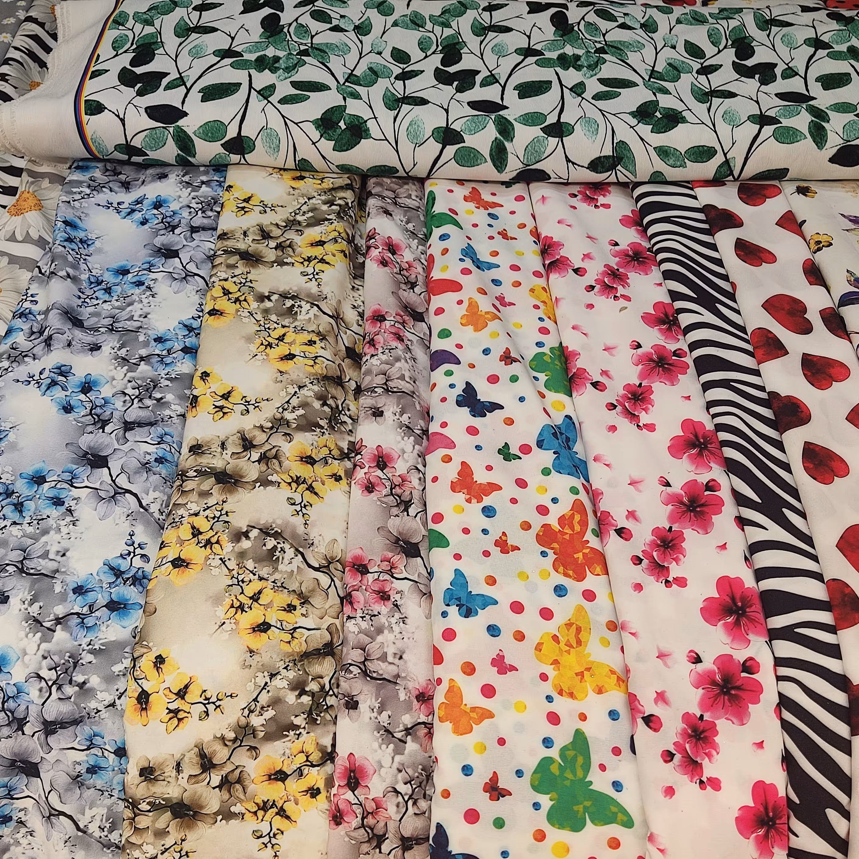 بوگاتی،چاپ درجه یک،پارچه خنک و ریزش دار،بدون آبرفت ،بدون چروک،فقط مقدار خیلی کمی اتو رف