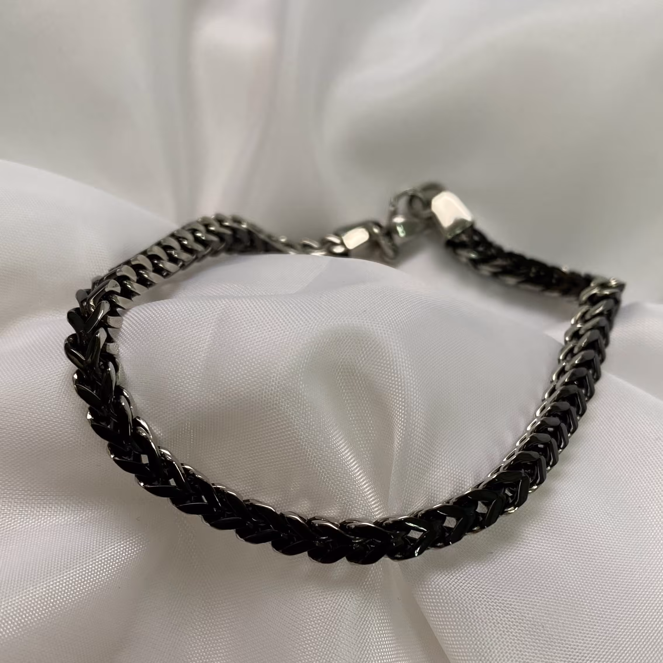 دستبند کارتیر چهارپر برند بولگاری دو رنگ سفید مشکی مناسب دستهای درشت