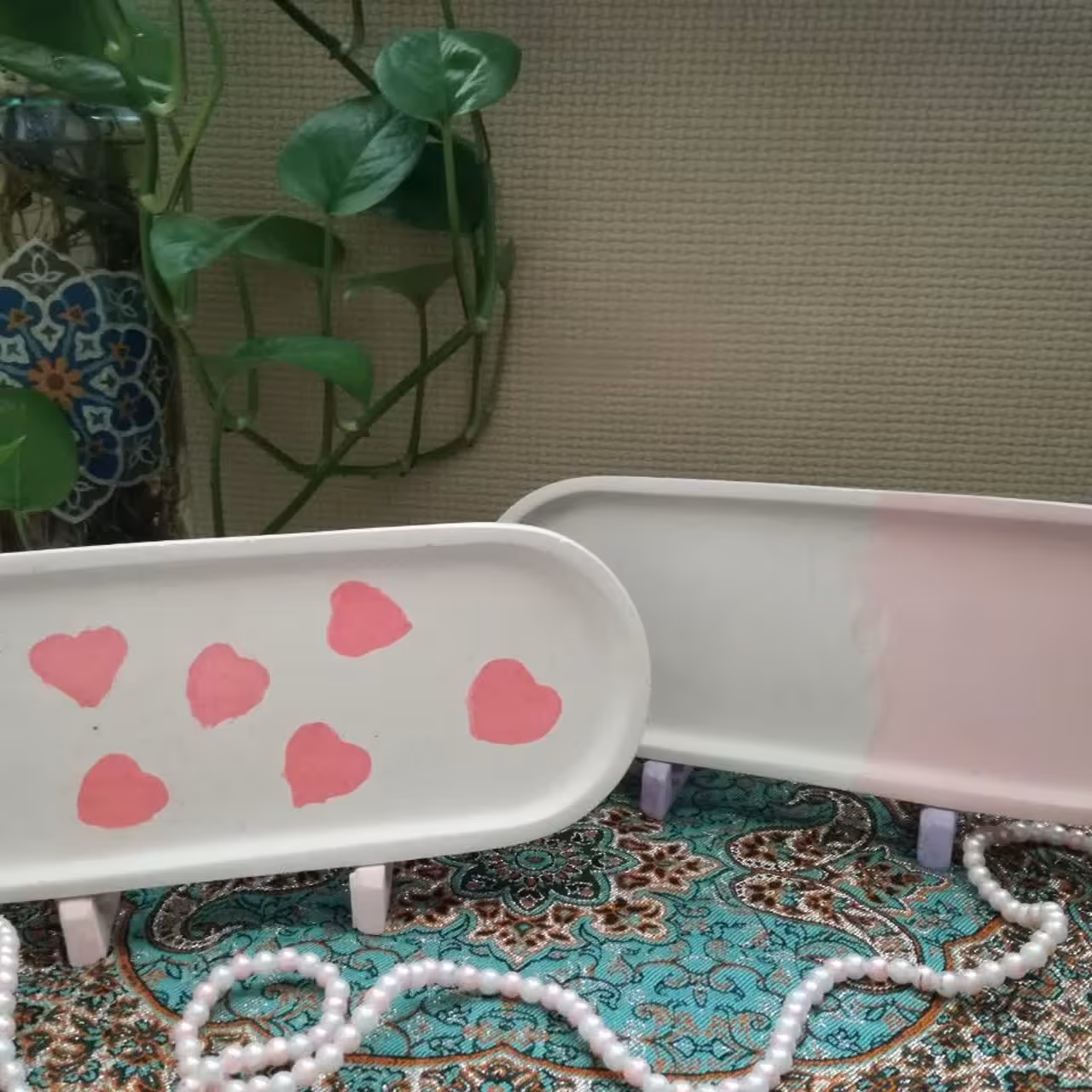 سینی های مختلف با رنگ و طرح های متفاوت