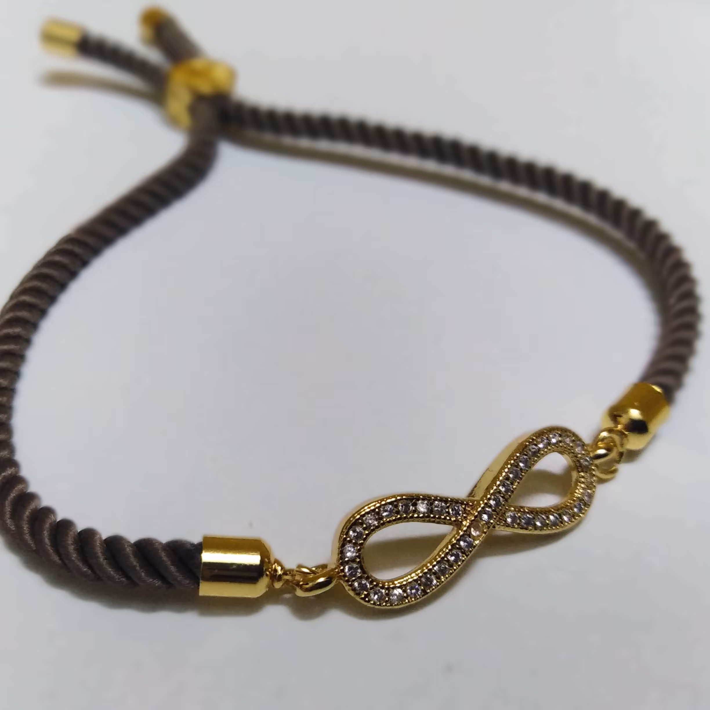 دستبند بی نهایت. کاری شیک وزیبا😍پلاک وسط دستبندازجنس استیل وسوارفسکی، با کیفیت عالی، رنگ ثابت وضدحساسیت میباشد