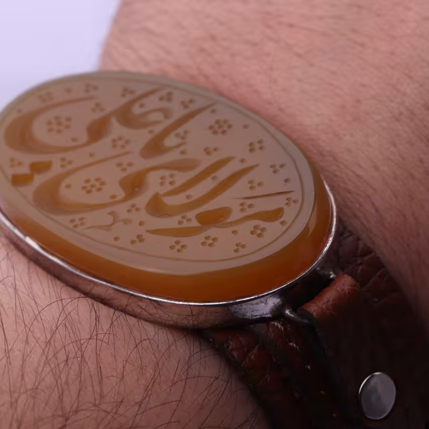 دستبند چرم با نگین عقیق زرد