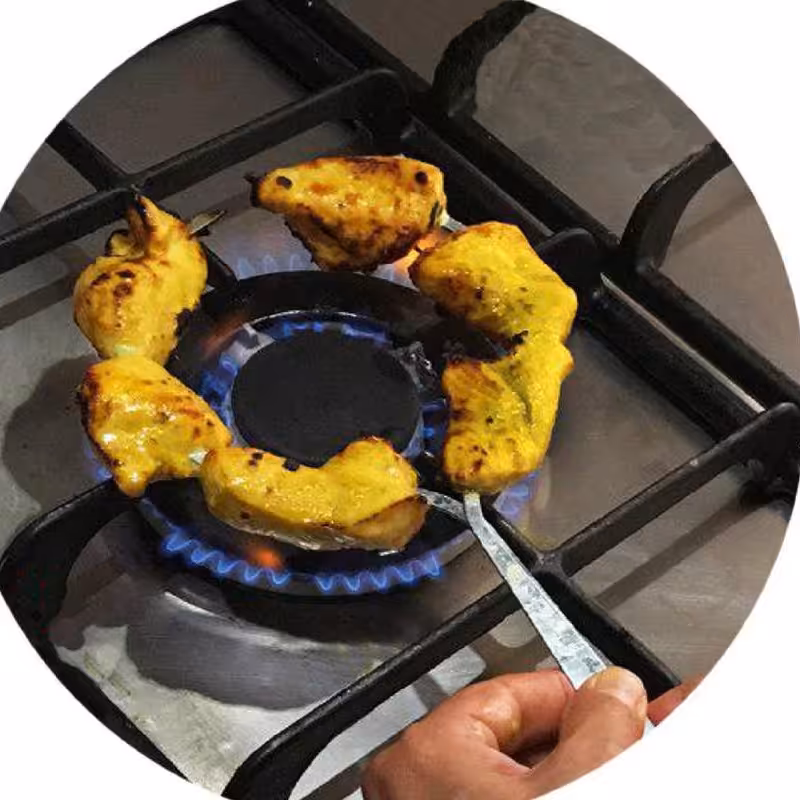 سیخ جوجه چنجه و کباب و جگر قارچ  گرد با دسته عایق مناسب کباب کردن روی گاز 