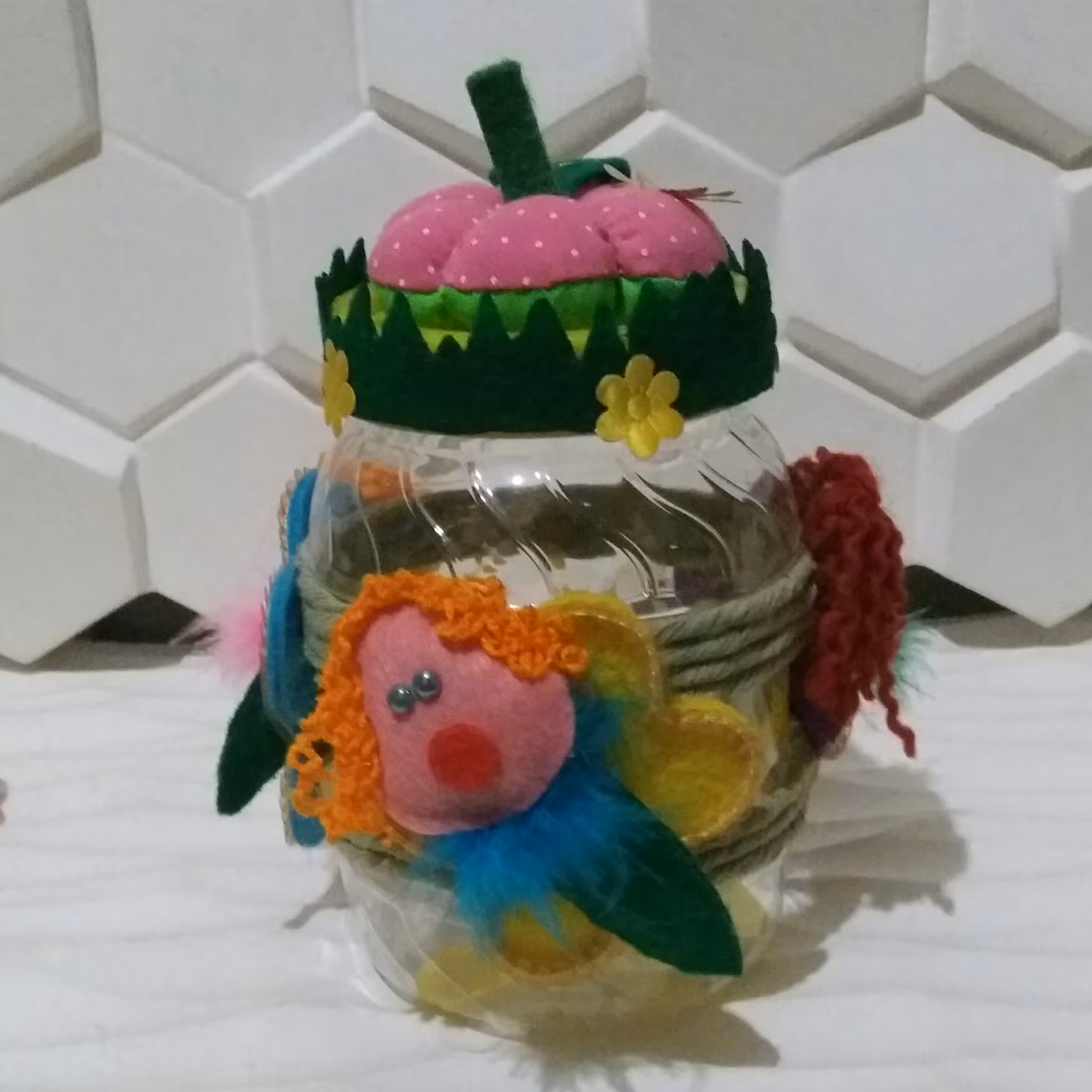 ظروف تزیینی آشپزخانه تزیین شده با پروانه نمدی و کدوی پارچه ای