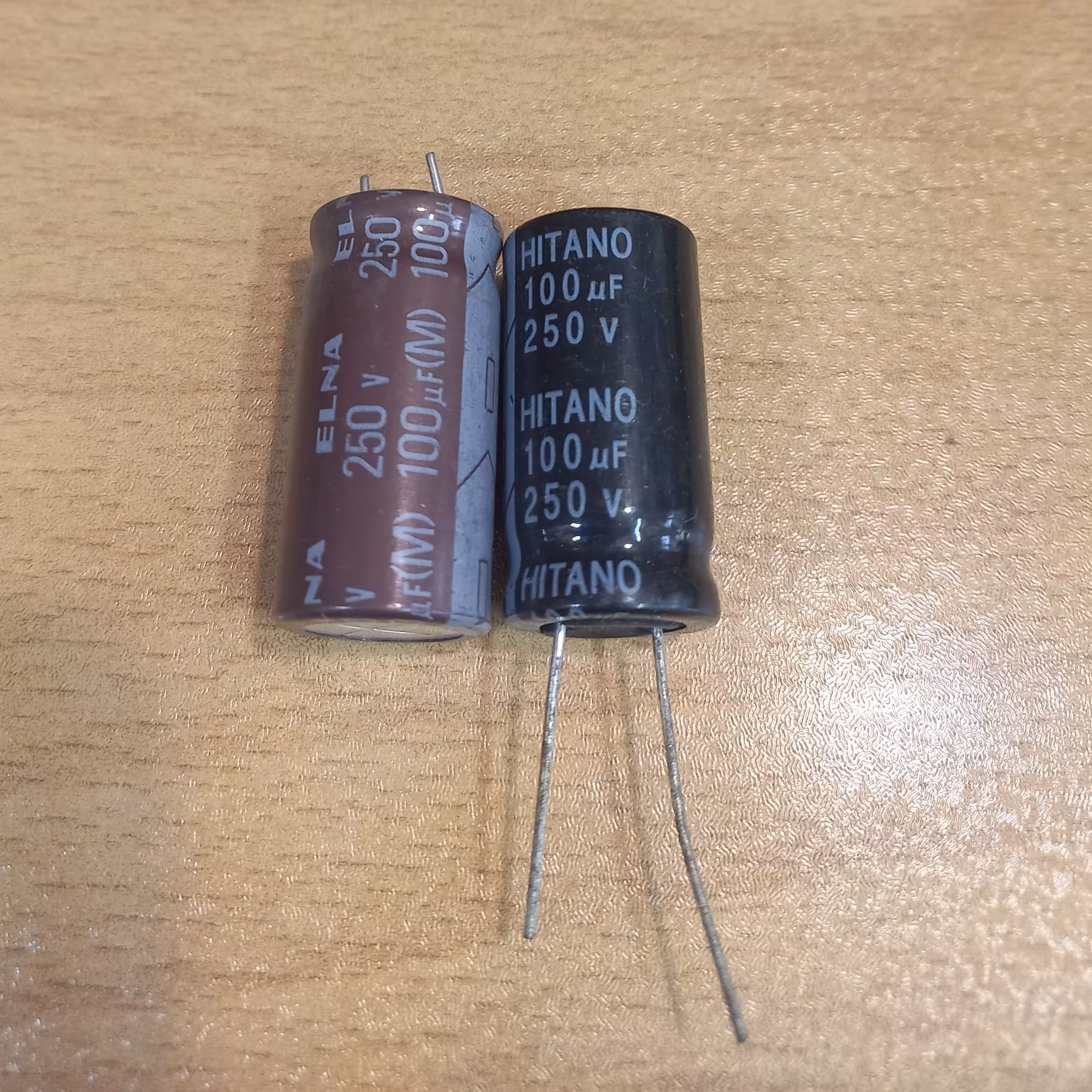 خازن الکترولیت  100 میکرو فاراد 250 ولت  پک بسته 10 عددی کد محصول 121