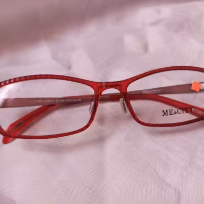 فریم عینک قرمز