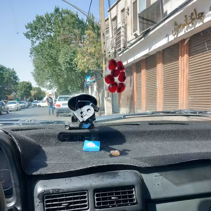  آویز رزینی خودرو دانه های انار قرمز بصورت اشکی با زنجیر فلزی